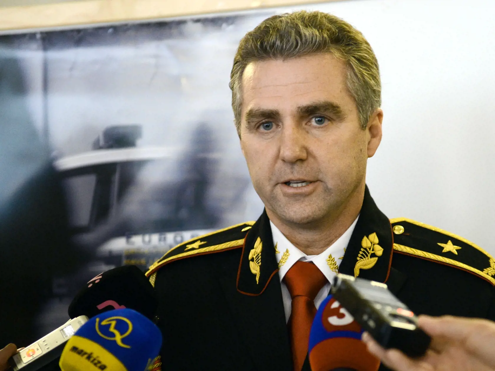 Zlomom v jeho živote bol nástup na Akadémiu Policajného zboru v Bratislave. Neskôr sa opäť vrátil do Nitry. Ale už ako vyšetrovateľ. Jeho kariéra začala v zelenej uniforme naberať jasné kontúry. Z okresného úradu vyšetrovania sa dostal na krajský, až sa tam napokon vypracoval na zástupcu riaditeľa a zároveň sa stal aj riaditeľom Úradu justičnej a kriminálnej polície.