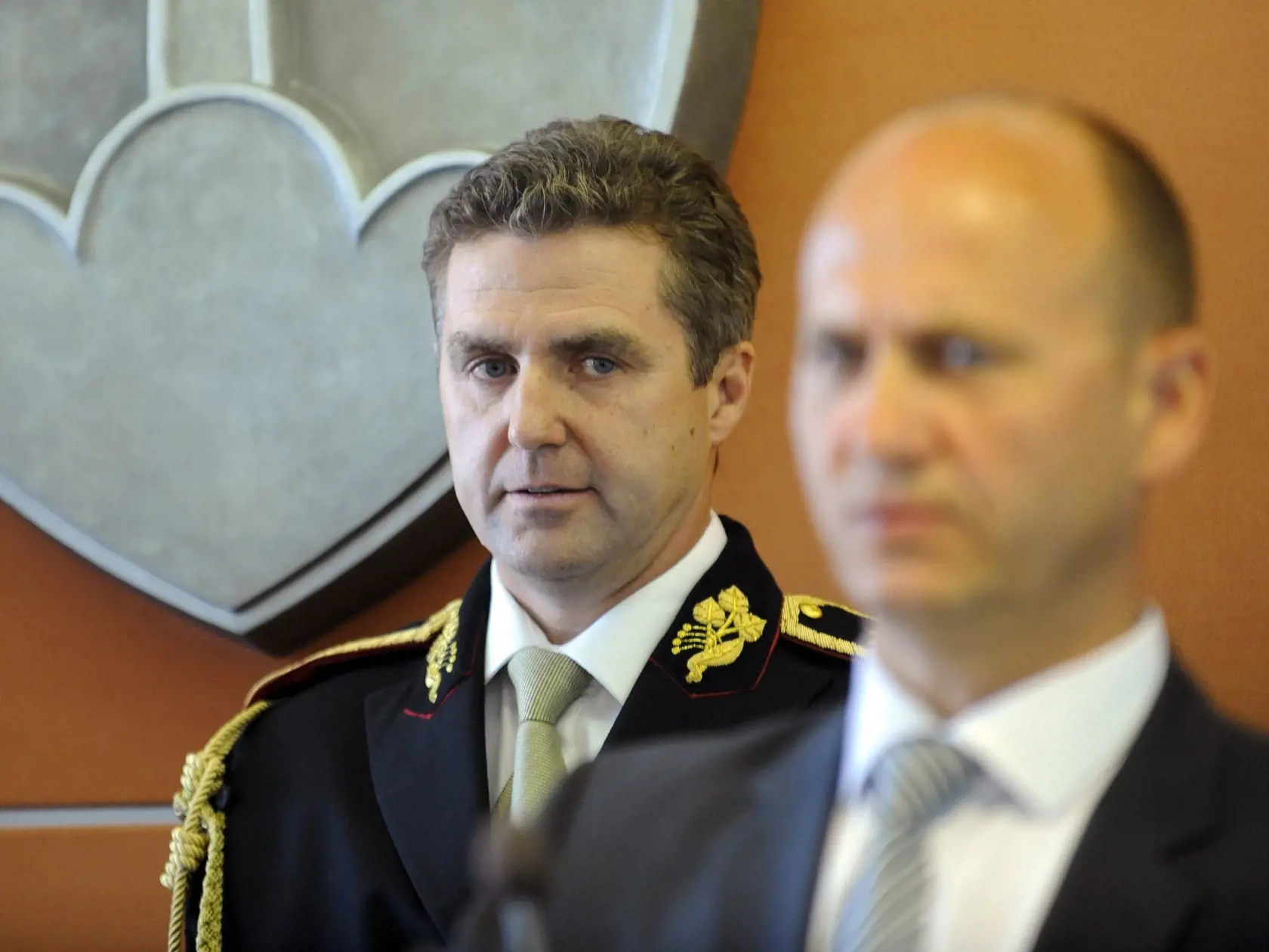 Minister vnútra SR Robert Kaliňák uviedol do funkcie nového prezidenta Policajného zboru Tibora Gašpara 15. mája 2012. Na snímke vpravo bývalý prezident PZ SR Jaroslav Spišiak.