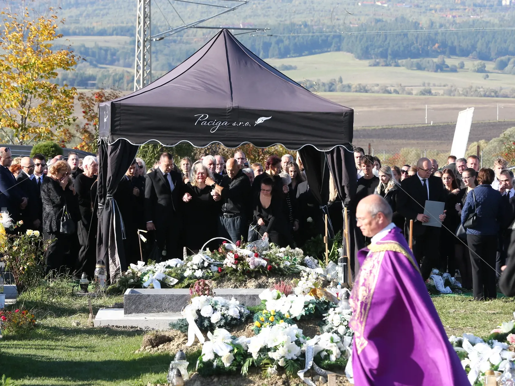 Posledná rozlúčka s nadanou študentkou Broňou. V sobotu (8.10.) sa rozlúčili rodiny Mareka a Brone so svojími milovanými deťmi, vnúčatami, a súrodencami. Ich mladé životy vyhasli vinou opitého vodiča.