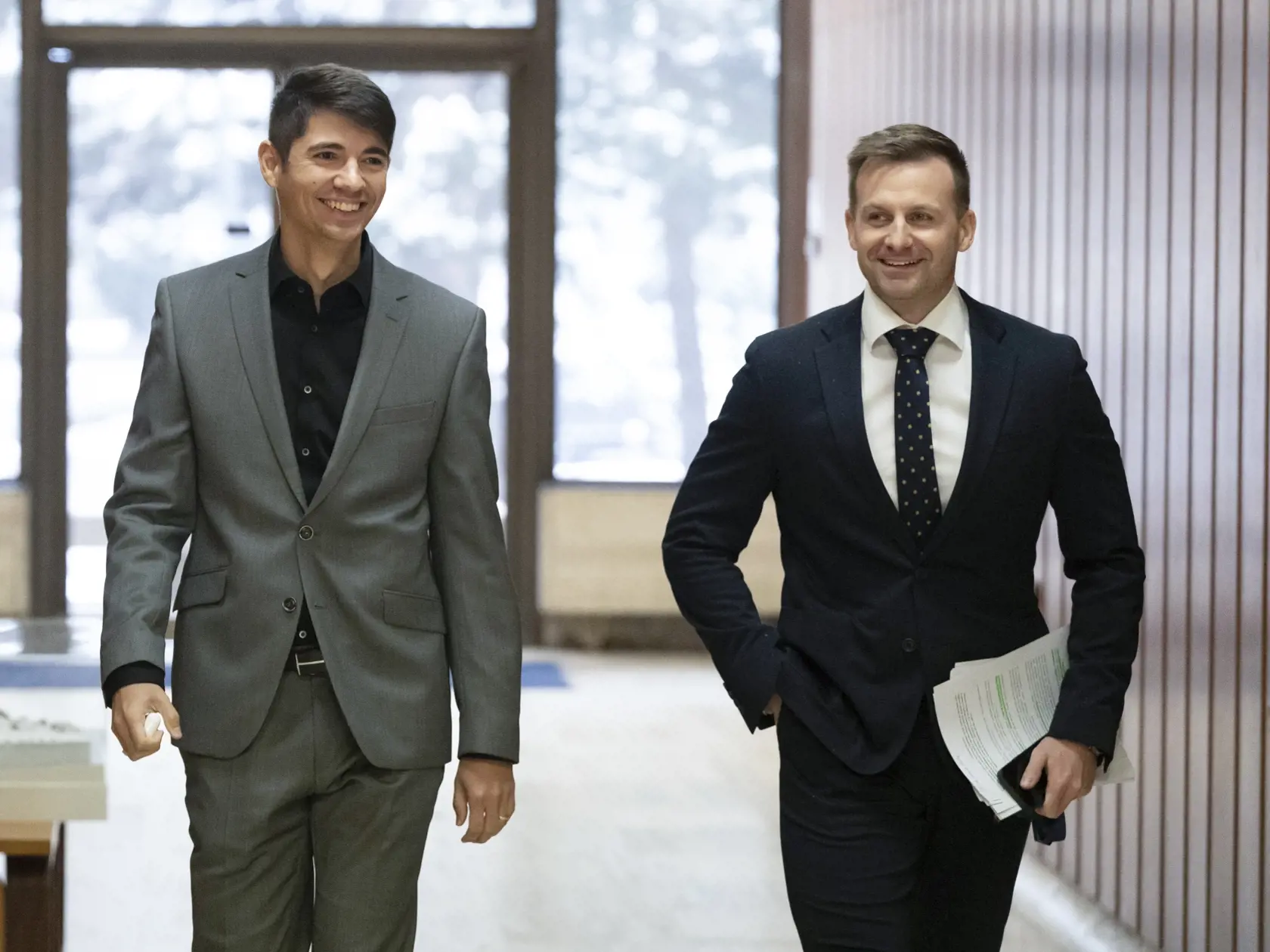 Na snímke predseda zboru poradcov preméra SR Erik Kaliňák (Smer-SD) a vpravo vedúci Úradu vlády SR Juraj Gedra (Smer-SD) prichádzajú na 8. schôdzu vlády SR v stredu 6. decembra 2023 v Bratislave. FOTO TASR - Martin Baumann