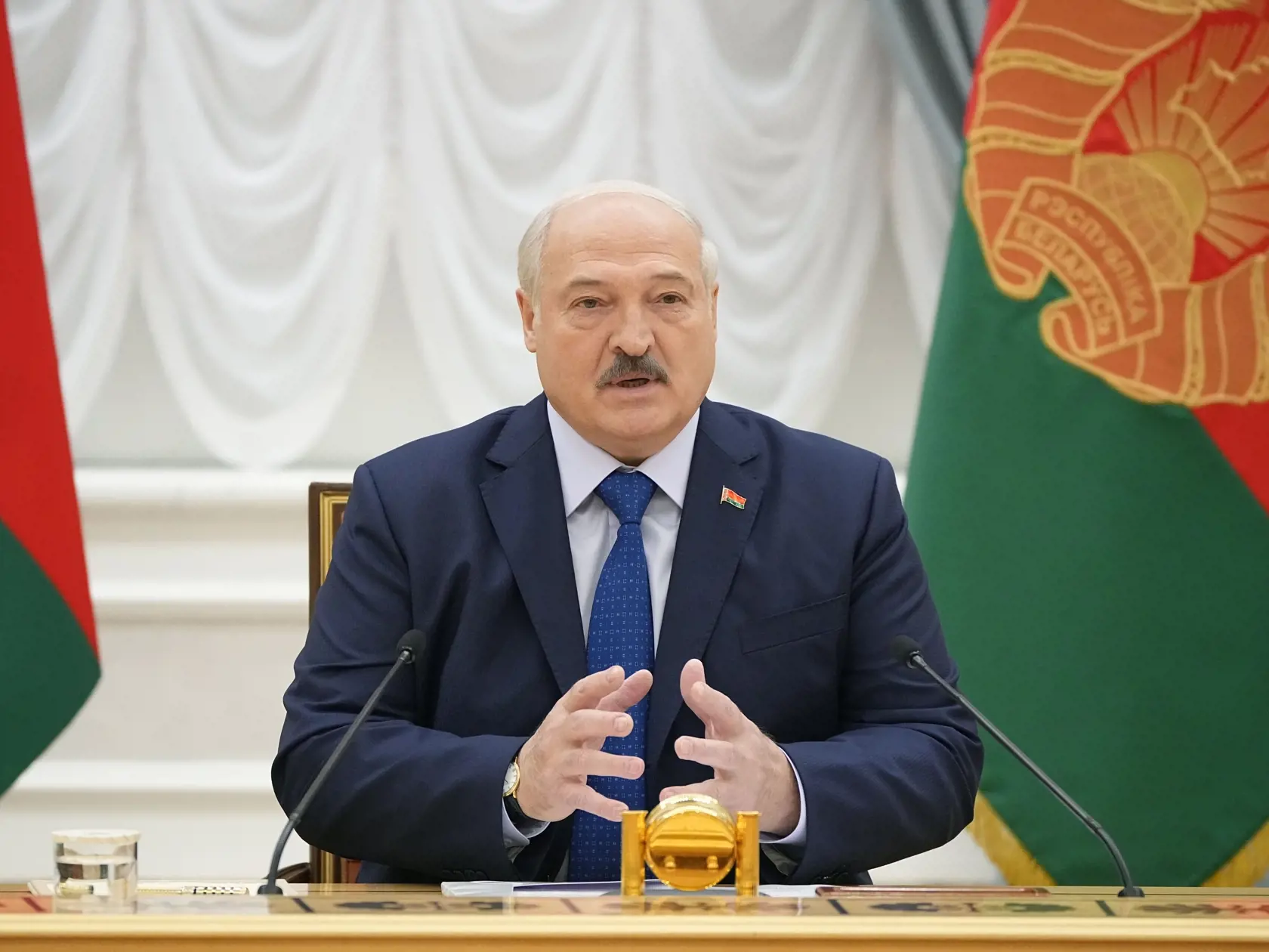 Na snímke bieloruský prezident Alexandr Lukašenko počas stretnutia so zahraničnými spravodajcami vo štvrtok 6. júla 2023 v bieloruskom Minsku.