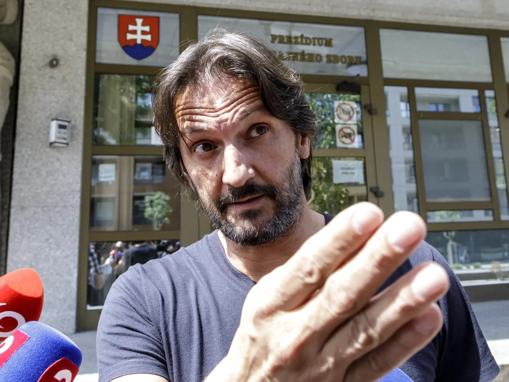 Jeho oponent v diskusii, člen predsedníctva Smeru-SD Robert Kaliňák spochybnil opodstatnenie samotnej zmluvy, v ktorej navyše vidí rozpor s Ústavou SR.