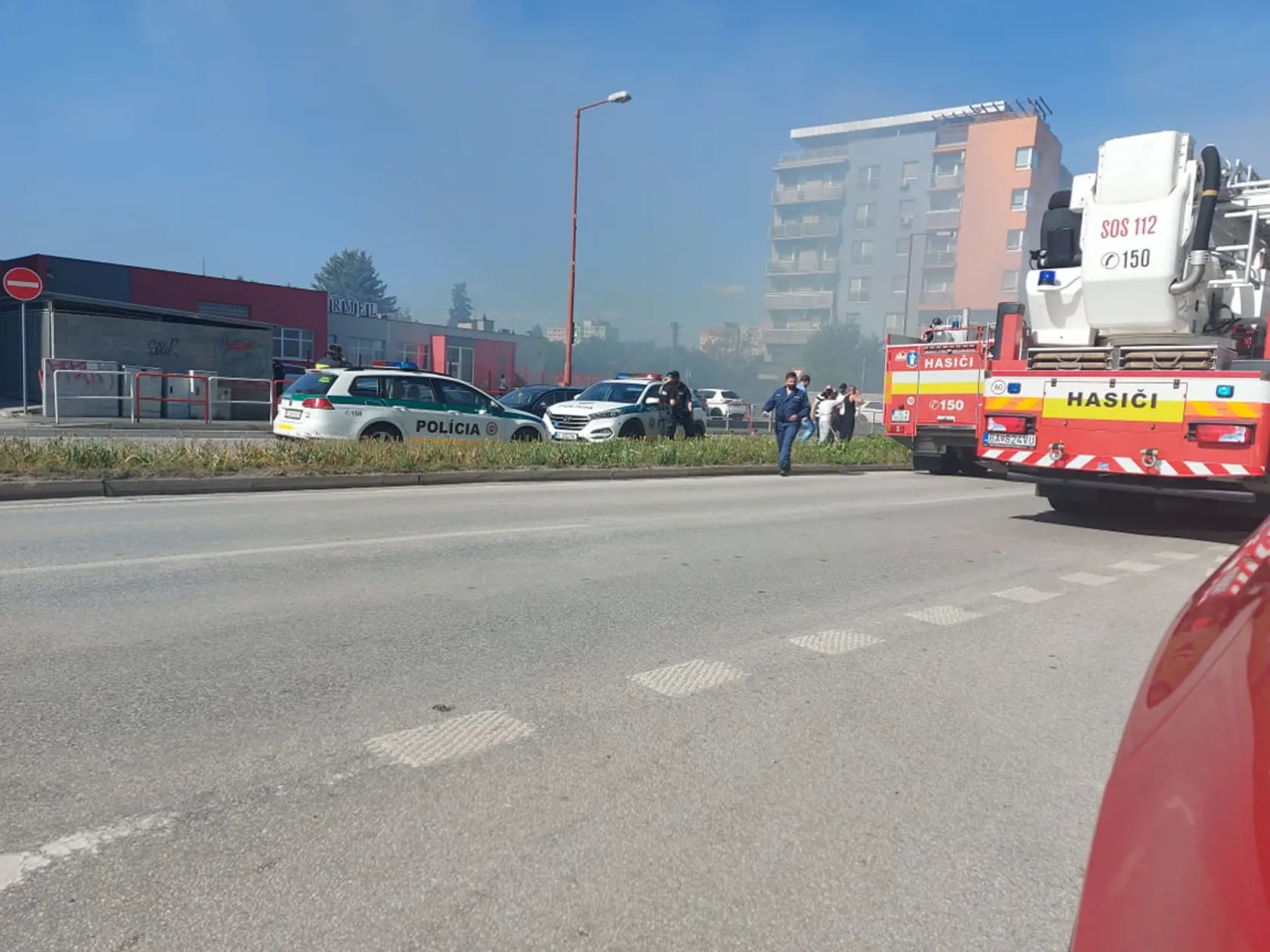 Bratislavčanov krátko po tretej vystrašil hustý dym.