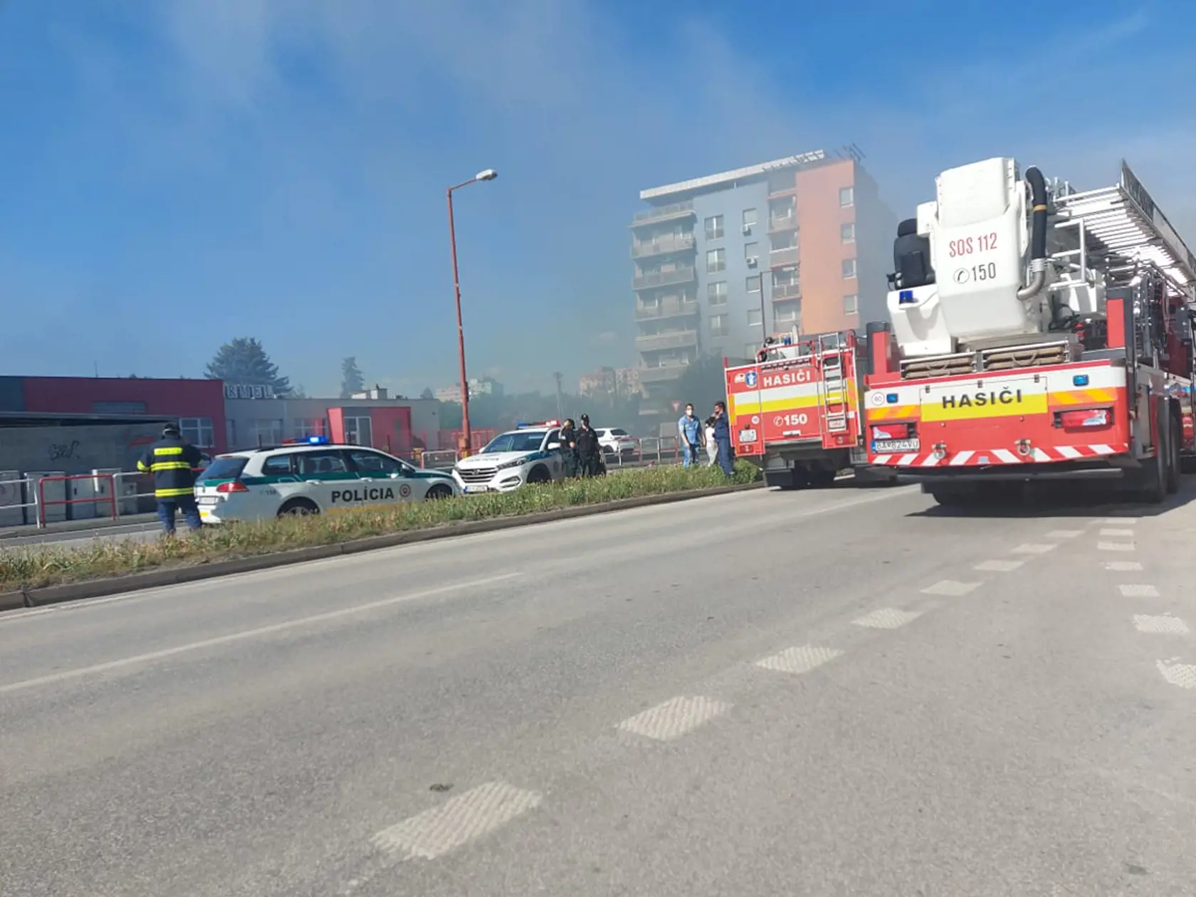 Bratislavčanov krátko po tretej vystrašil hustý dym.