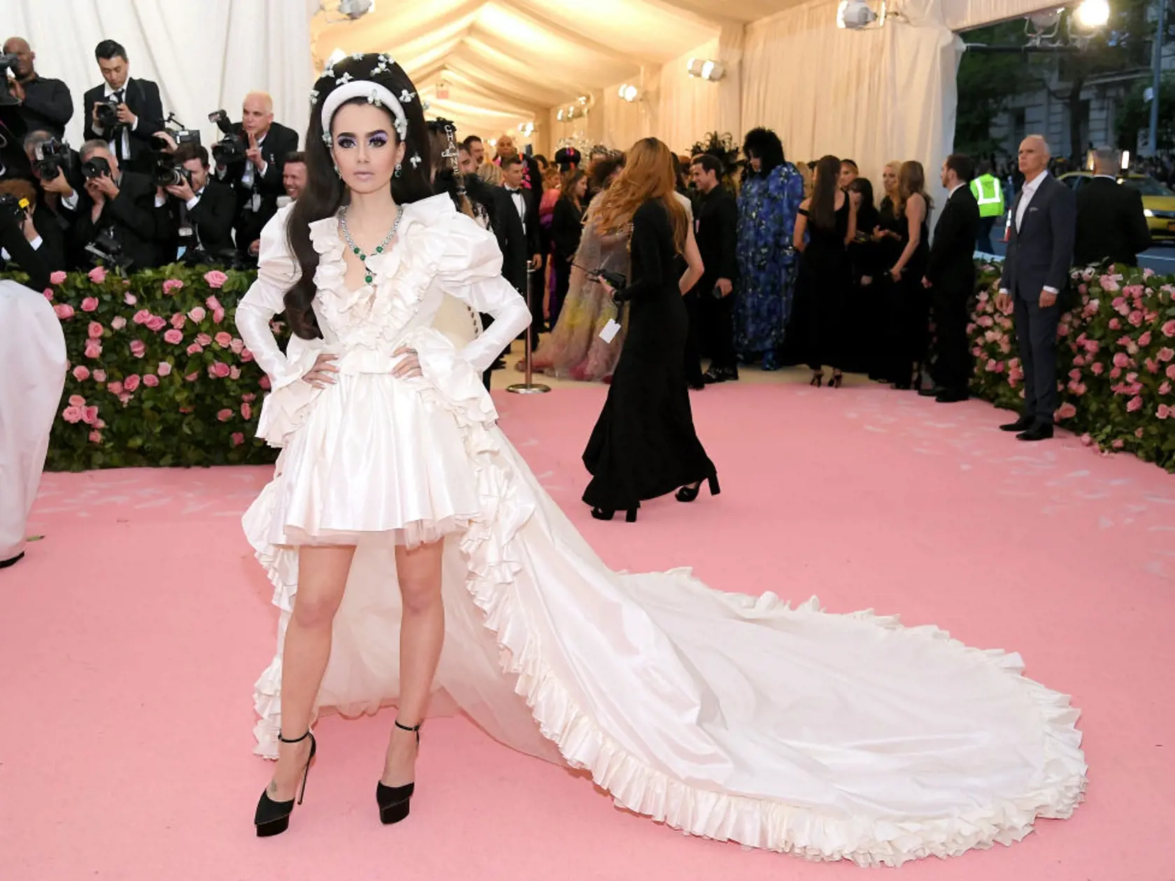 Lily Collins v kreácii Giambattista Valli.