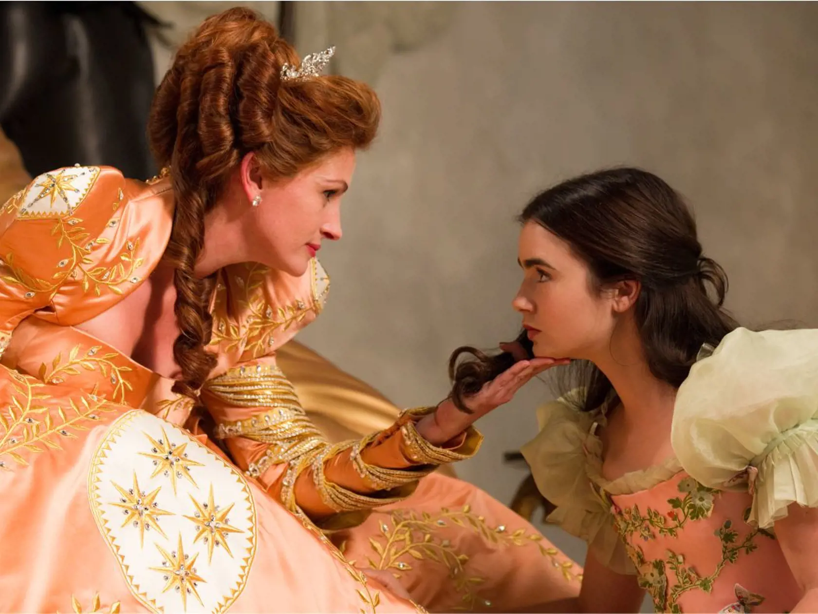 Julia  Roberts a Lily Collins si spolu zahrali vo filme Snehulienka.