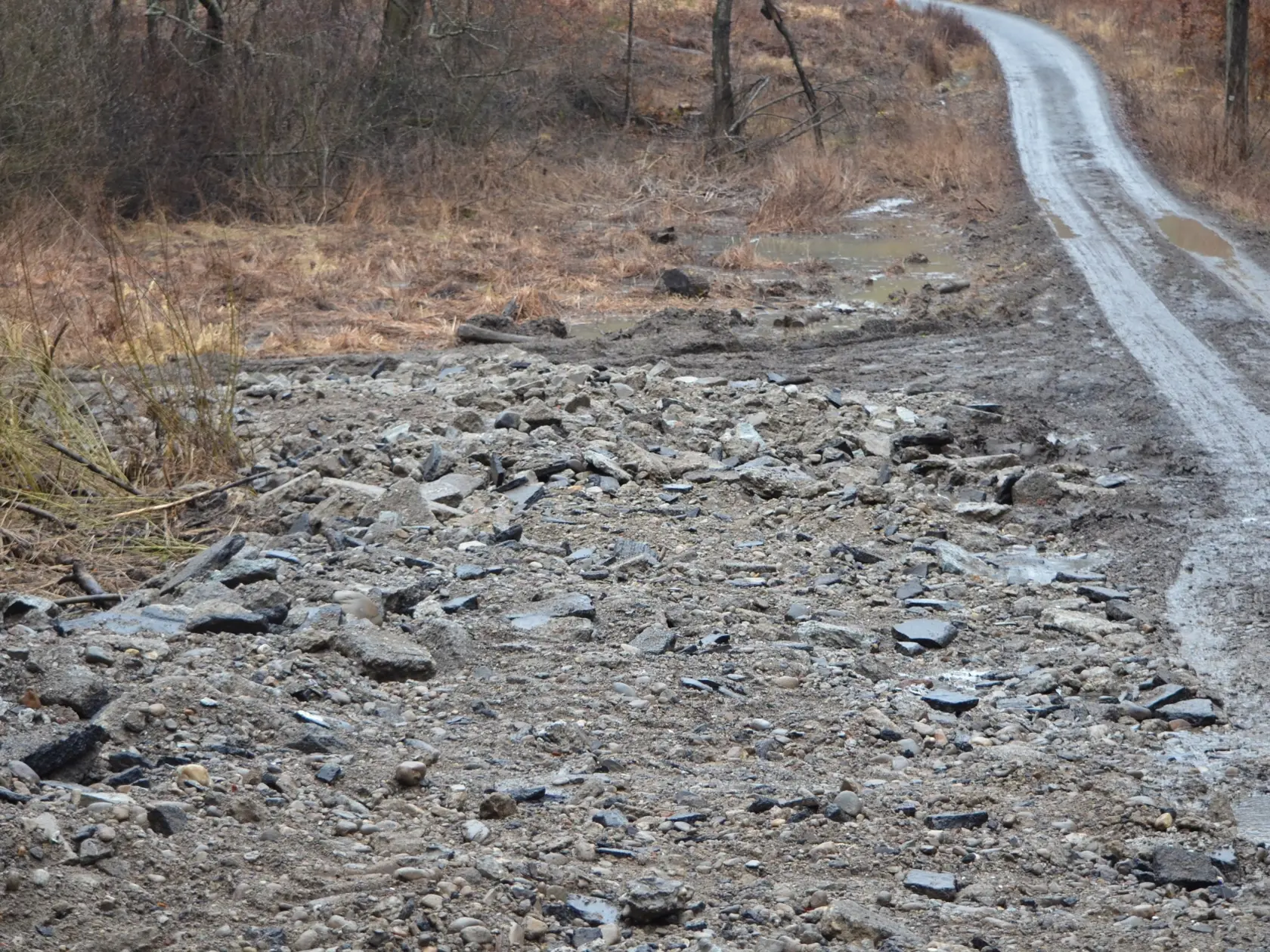 Takto spevnili cestu. Odpad je vysypaný vedľa nej.