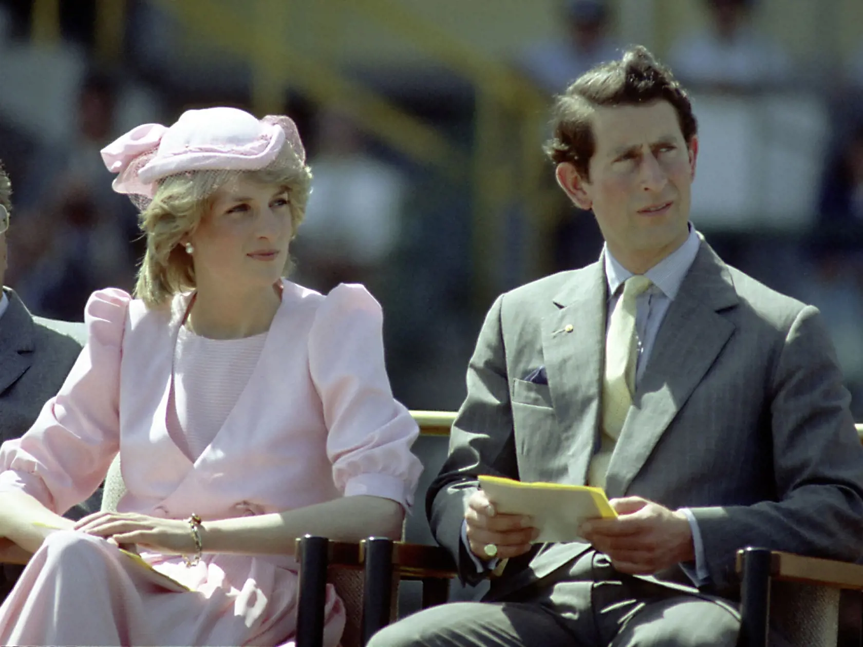 Princezná Diana dostala luxusný prsteň v roku 1981 na zásnuby Charlesom. Sochár Oscar Nemon vytvoril sadrový odliatok jej ruky s nasadeným prsteňom. Toto dielo pôjde čoskoro do dražby.
