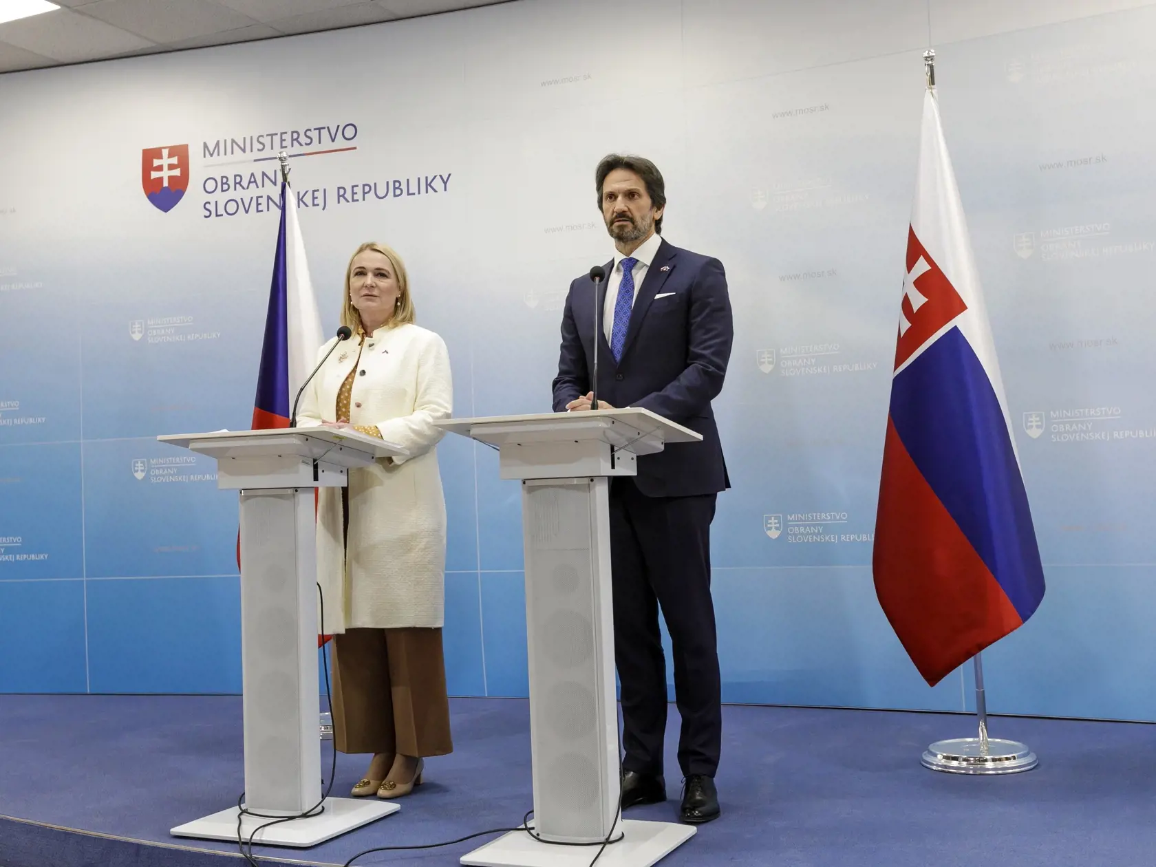 Na snímke podpredseda vlády a minister obrany SR Robert Kaliňák a ministerka obrany ČR Jana Černochová počas tlačovej konferencie pri príležitosti oficiálnej návštevy českej ministerky obrany na Slovensku v Bratislave 6. marca 2025. 