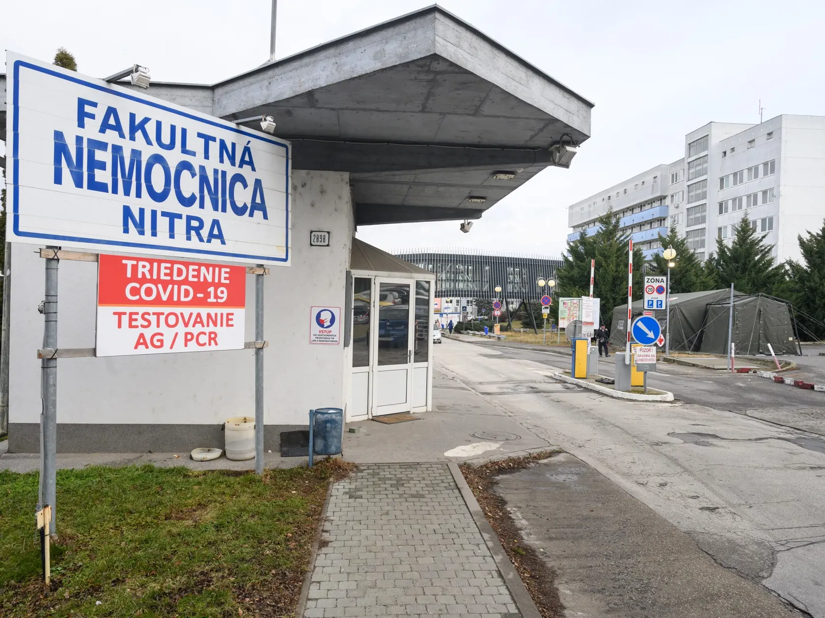 Na snímke nemocnica zabezpečila aj triážny stan, ktorý bude v prípade náporu pacientov na covidové pracoviská nemocnice k dispozícii na ich triedenie.