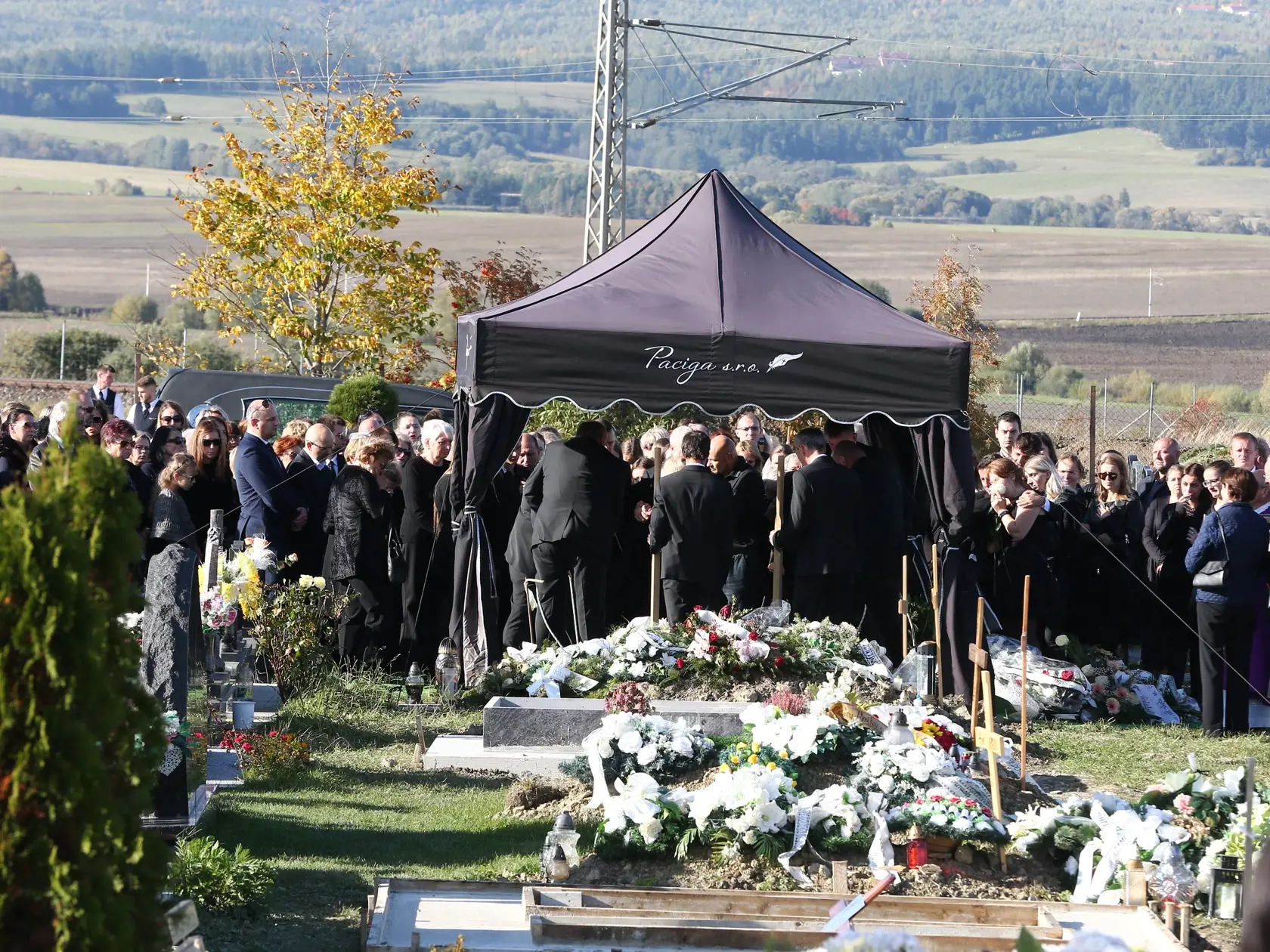 Posledná rozlúčka s nadanou študentkou Broňou. V sobotu (8.10.) sa rozlúčili rodiny Mareka a Brone so svojími milovanými deťmi, vnúčatami, a súrodencami. Ich mladé životy vyhasli vinou opitého vodiča.