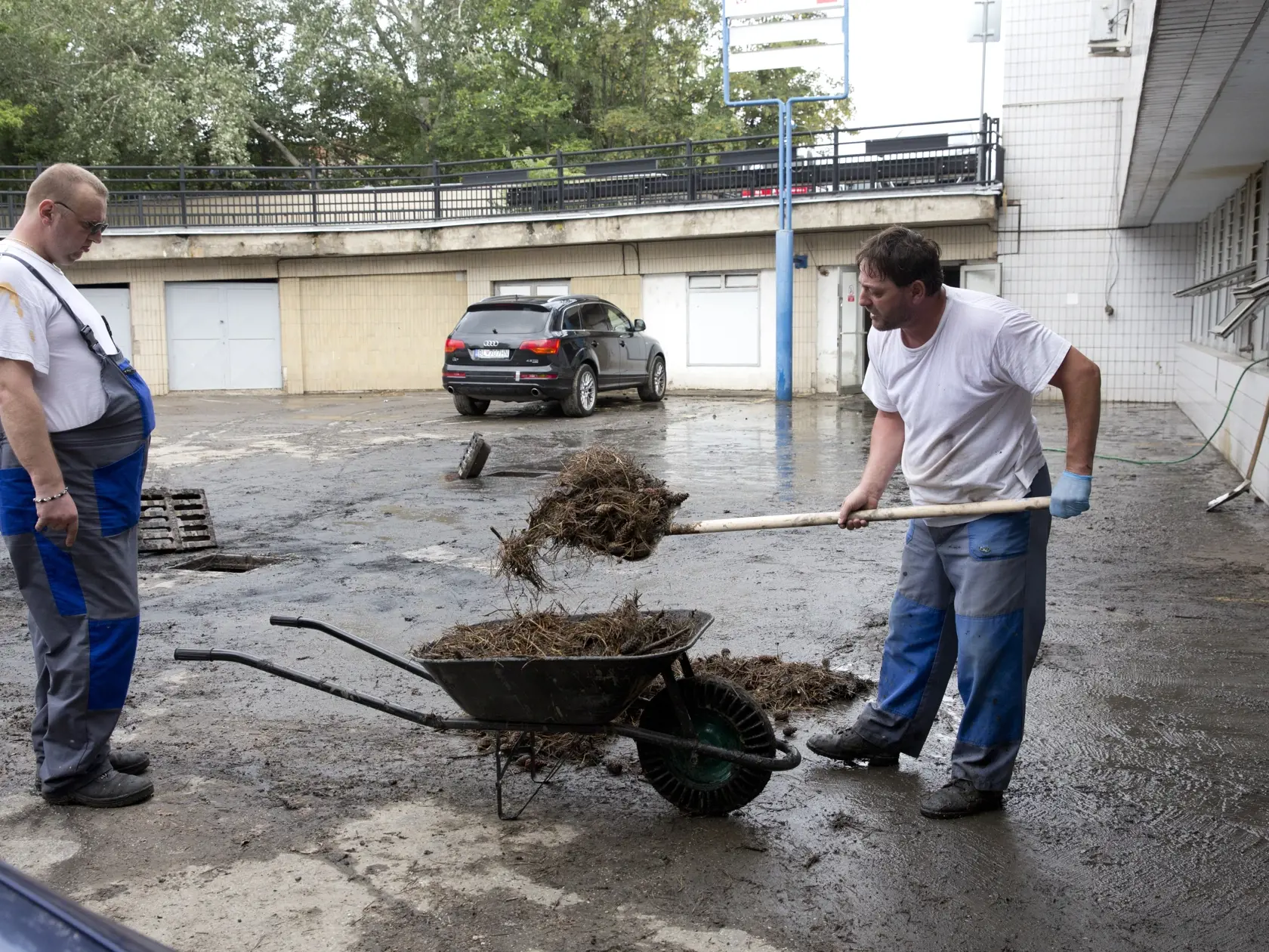Robotníci momentálne čistia chodby od bahna.
