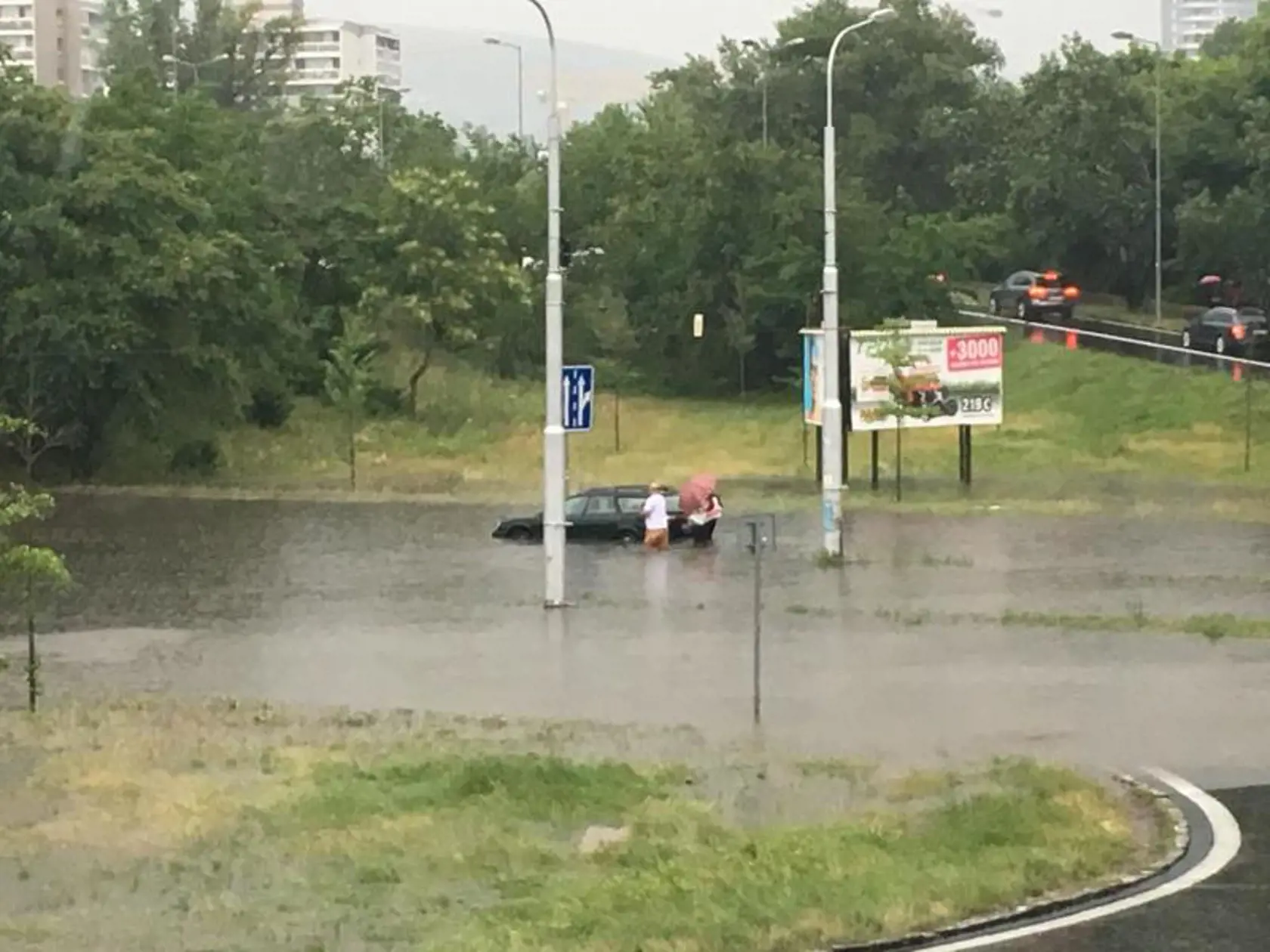 Autá zostali uviaznuté na cestách.