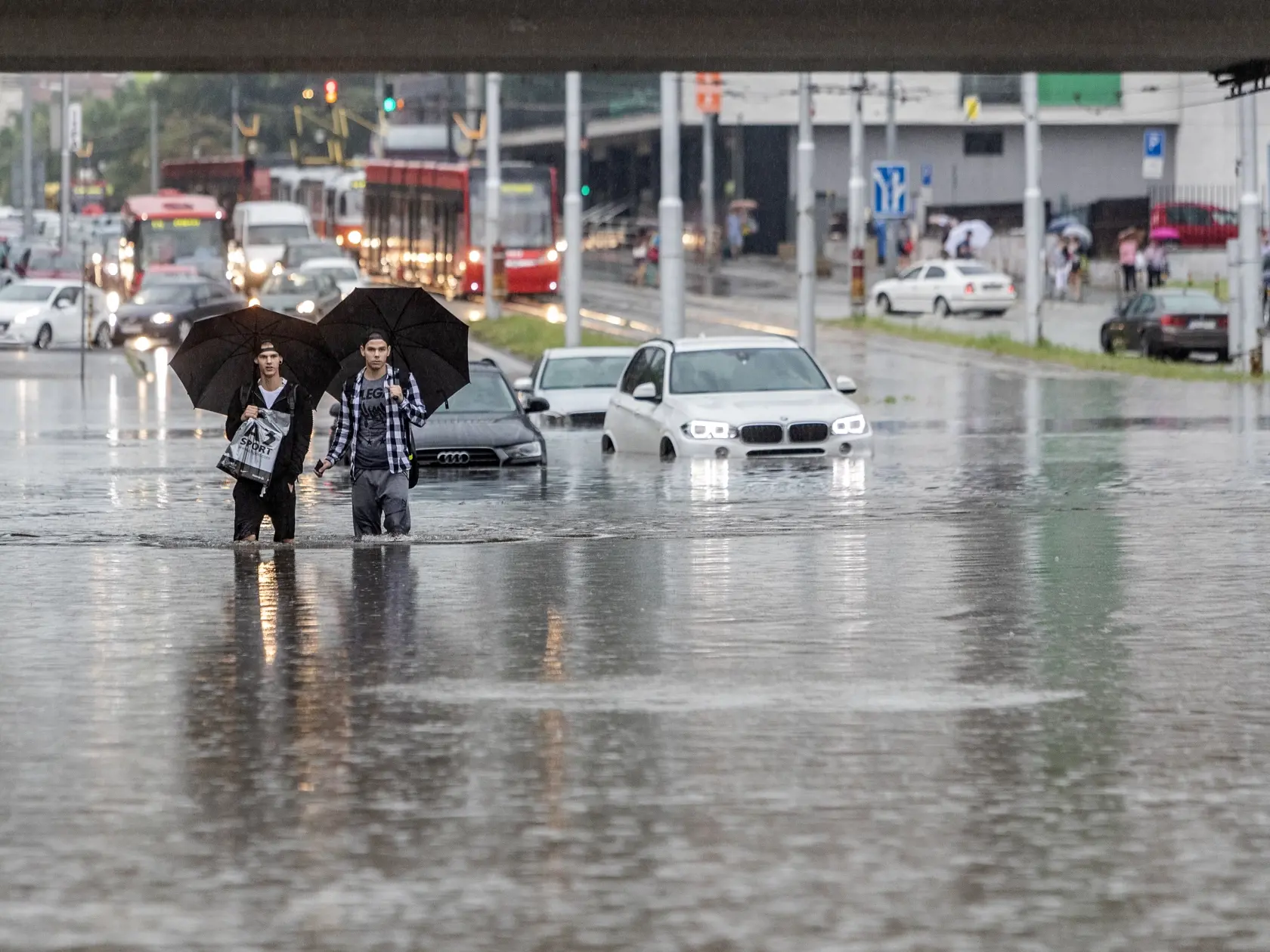 Bratislavu zasiahol silný prívalový dážď, ktorý spôsobil zatopenie podjazdu na Ružinovskej ulici ako aj ďaľších miest po celom meste.
