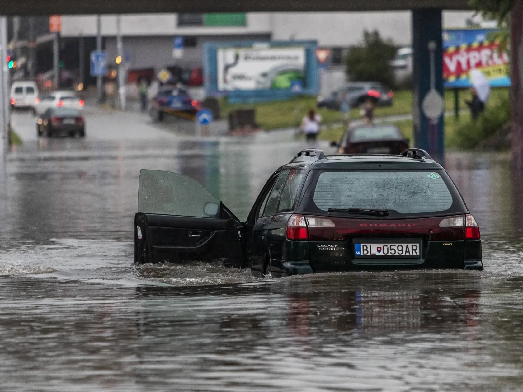 Bratislavu zasiahol silný prívalový dážď, ktorý spôsobil zatopenie podjazdu na Ružinovskej ulici ako aj ďaľších miest po celom meste.