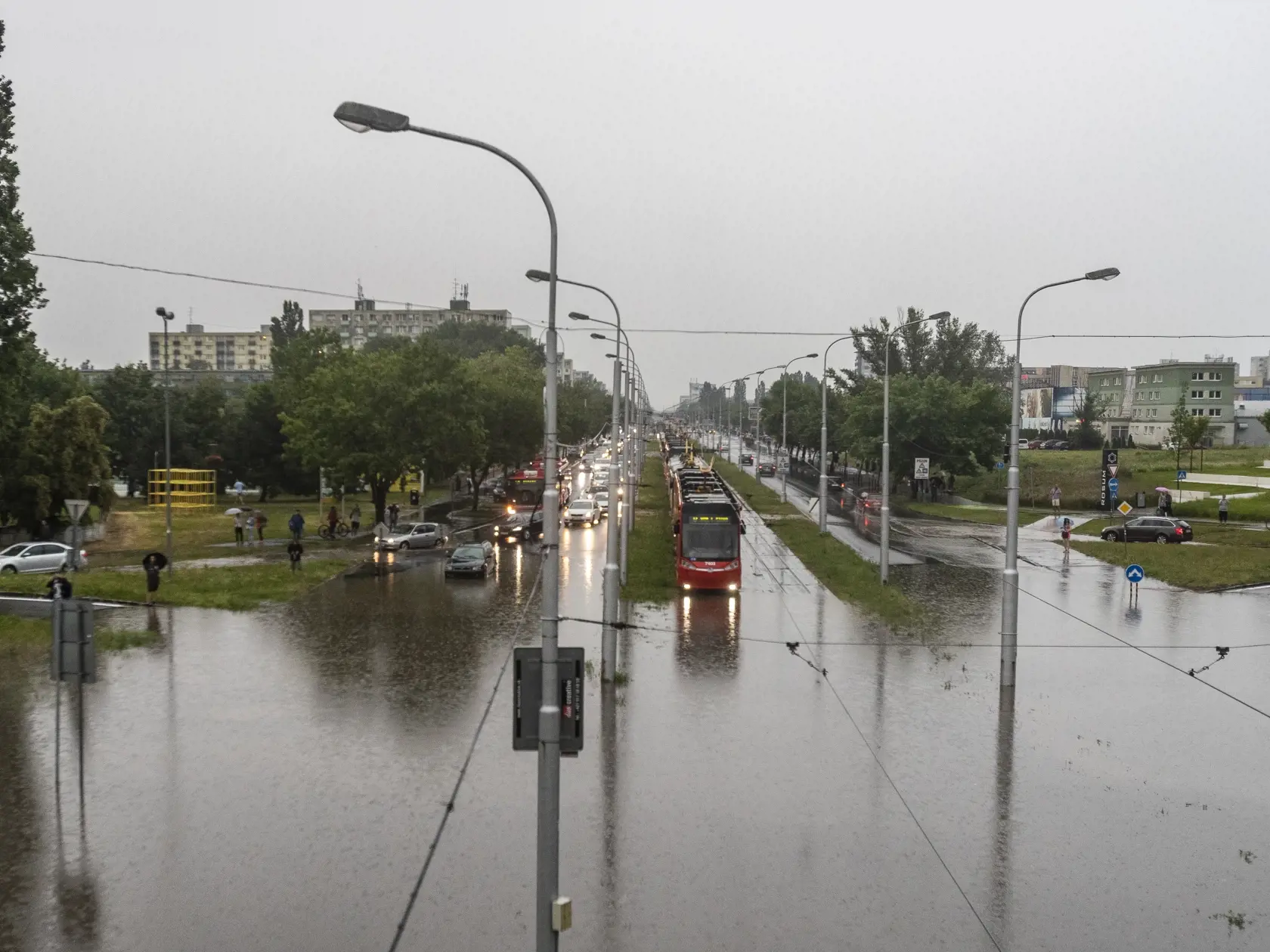 Bratislavu zasiahol silný prívalový dážď, ktorý spôsobil zatopenie podjazdu na Ružinovskej ulici ako aj ďaľších miest po celom meste.