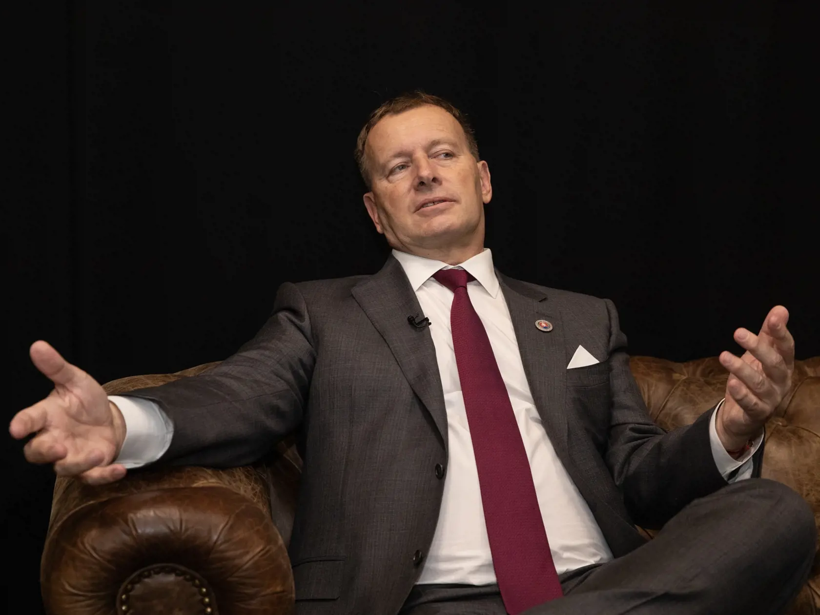 "Pan Merciak ale musim uznat ze aj ked p.....te 😂😂😅😅mate skvelu kadenciu a viete posluchaca zaujat … myslim ze ste sa u nas na Slovensku stali druhykrat nesmrtelny. Za mna ste skvely moderator a budem Vas mat stale v ucte.( Inak toto nebolo vo vysielani ale poriany ludsky odpad to zverejnil aby Merciaka poskodili toto sa medzi kolegami nerobi)," napísal predseda Národnej rady Slovenskej republiky za stranu Sme Rodina Boris Kollár.