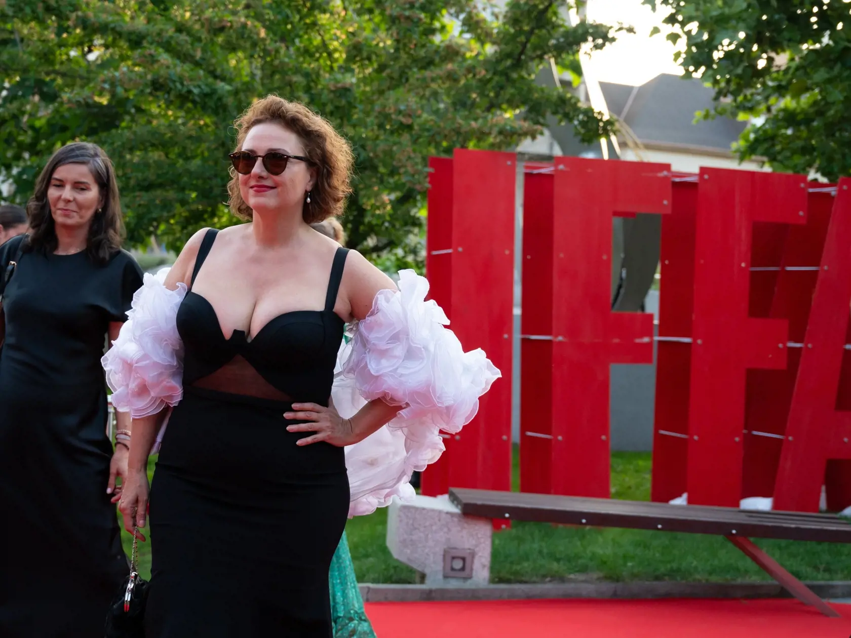 Na snímke slovenská herečka Zuzana Mauréry prechádza červeným kobercom počas otváracieho ceremoniálu 30. ročníka Medzinárodného filmového festivalu MFF Art Film Košice 2024, v Košiciach 21. júna 2024. FOTO TASR - Veronika Mihaliková