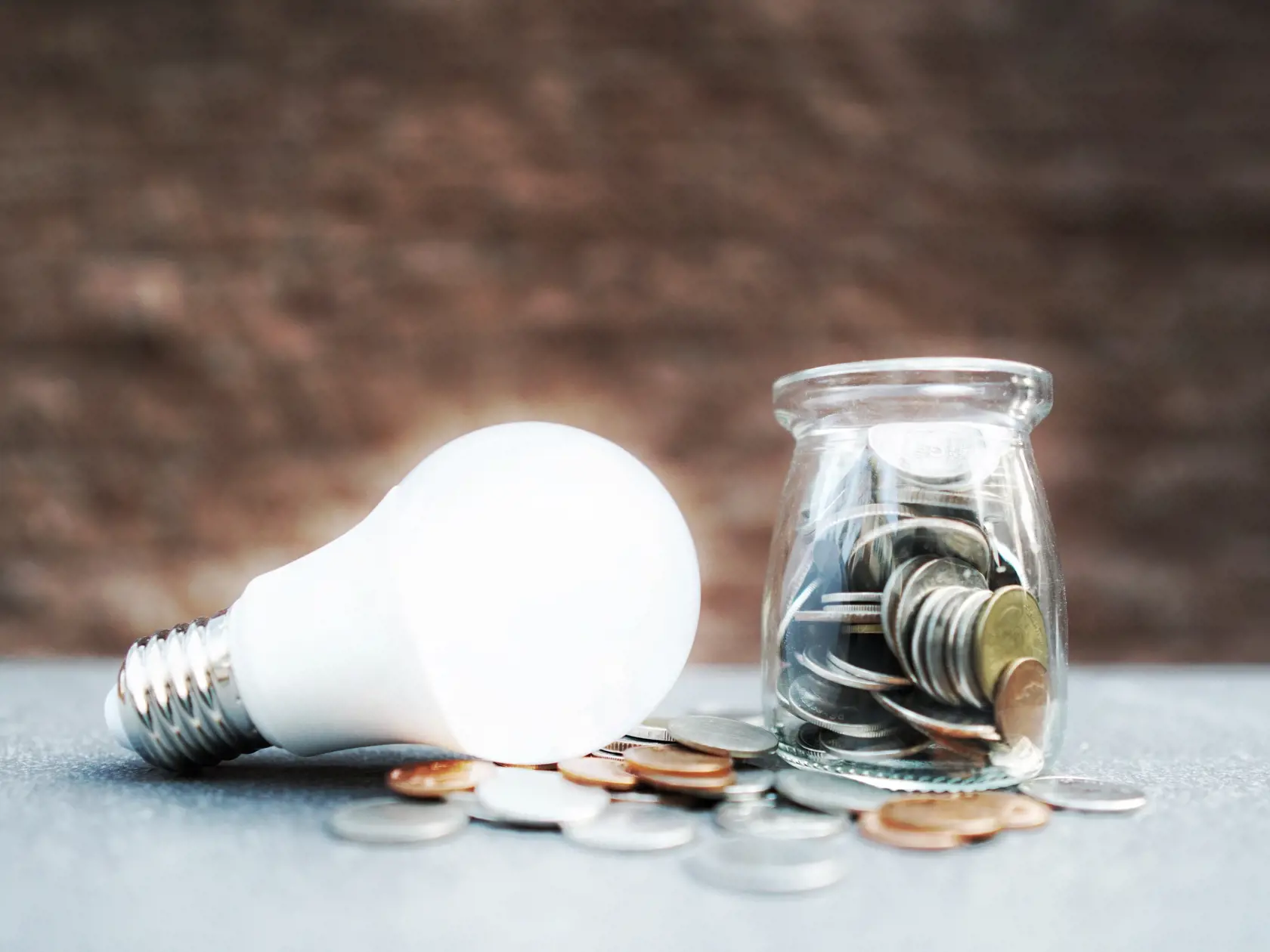 Ušetriť za elektrinu môžete napríklad namontovaním LED žiaroviek.