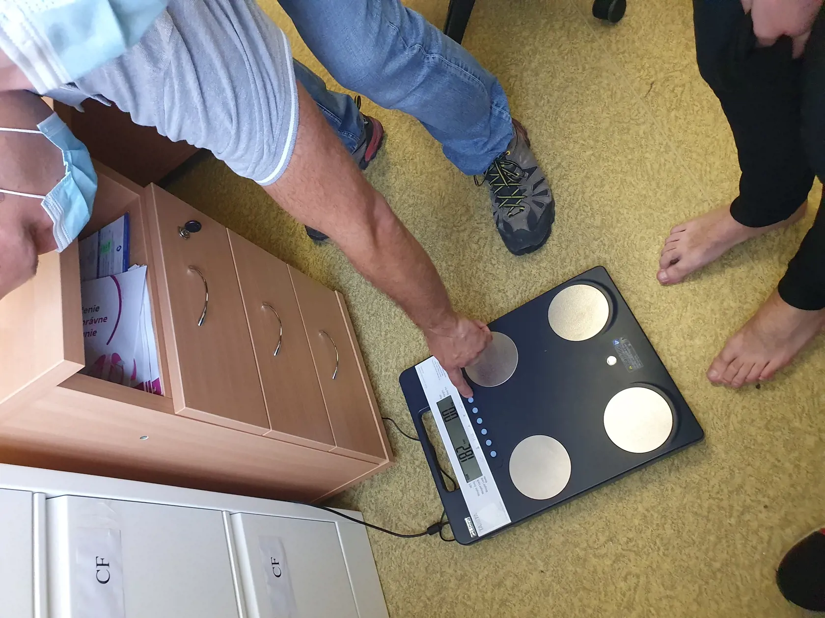 Na snímke bodyanalyzátor, ktorý Centru cystickej fibrózy (CF) pre dospelých v Košiciach na dobu neurčitú zapožičala Slovenská asociácia cystickej fibrózy. Prístroj zakúpila v rámci projektu cezhraničnej spolupráce s Ukrajinou. Košice, 9. septembra 2021. FOTO TASR – Diana Semanová