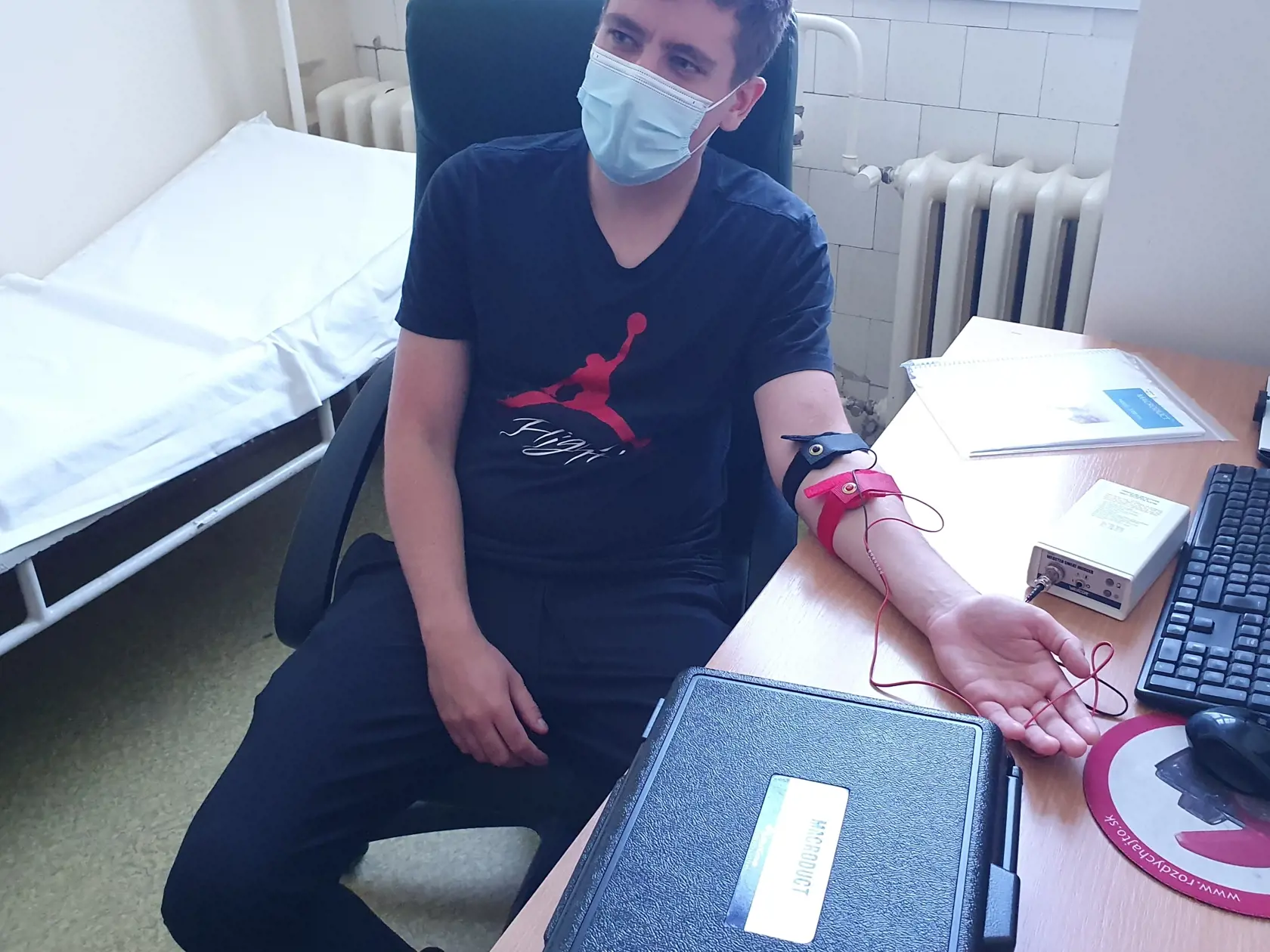 Na snímke pacient, ktorý podstupuje diagnostiku cystickej fibrózy na novom prístroji, ktorý funguje na princípe tzv. potného testu. Centru cystickej fibrózy (CF) pre dospelých v Košiciach ho na dobu neurčitú zapožičala Slovenská asociácia cystickej fibrózy. Zakúpila ho v rámci projektu cezhraničnej spolupráce s Ukrajinou. Košice, 9. septembra 2021. FOTO TASR – Diana Semanová