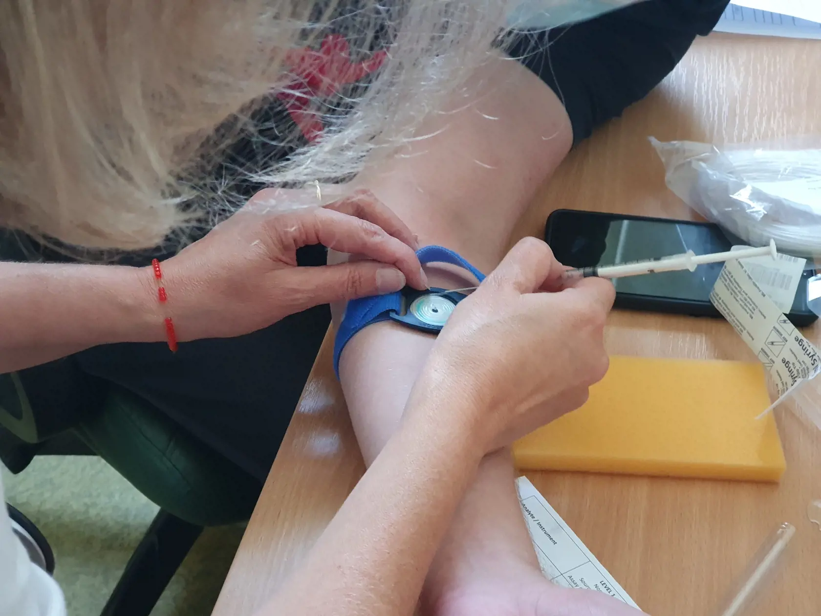 Na snímke realizovanie diagnostiky cystickej fibrózy na novom prístroji fungujúcom na tzv. potnom teste.  Centru cystickej fibrózy (CF) pre dospelých v Košiciach ho na dobu neurčitú zapožičala Slovenská asociácia cystickej fibrózy. Prístroj zakúpila v rámci projektu cezhraničnej spolupráce s Ukrajinou. Košice, 9. septembra 2021. FOTO TASR – Diana Semanová