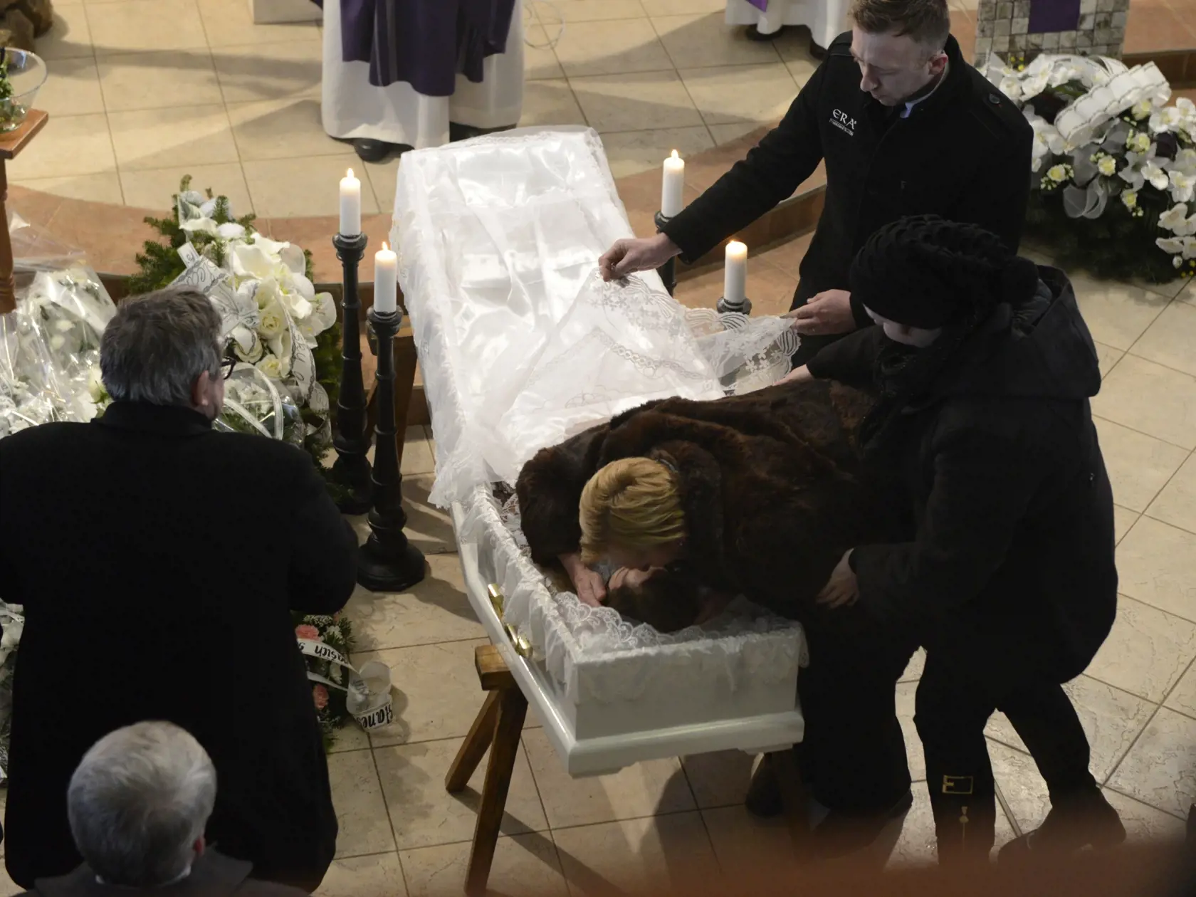  Stovky ľudí vyprevadili na poslednú cestu Martinu Kušnírovú († 27), zavraždenú snúbenicu investigatívneho novinára Jána Kuciaka.