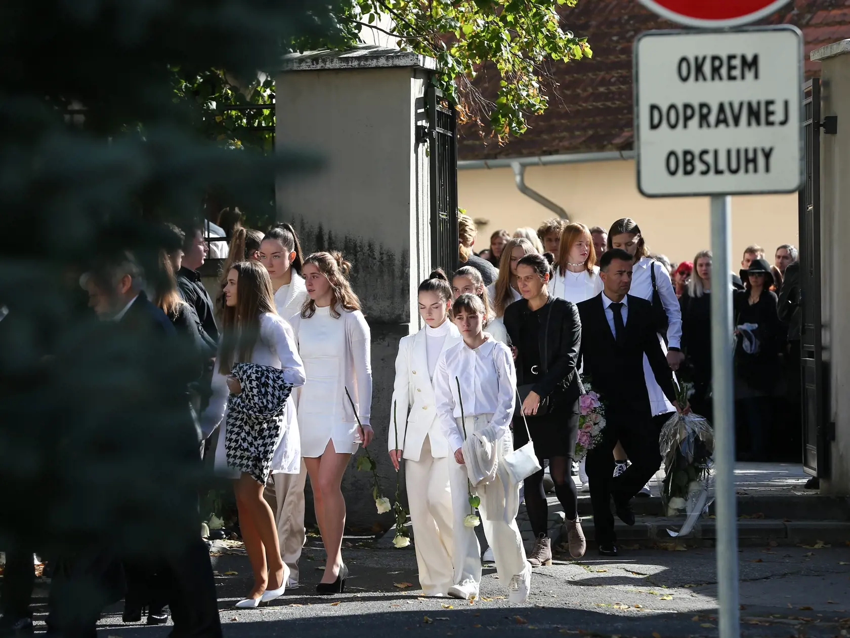 Posledná rozlúčka s nadanou študentkou Broňou. V sobotu (8.10.) sa rozlúčili rodiny Mareka a Brone so svojími milovanými deťmi, vnúčatami, a súrodencami. Ich mladé životy vyhasli vinou opitého vodiča.