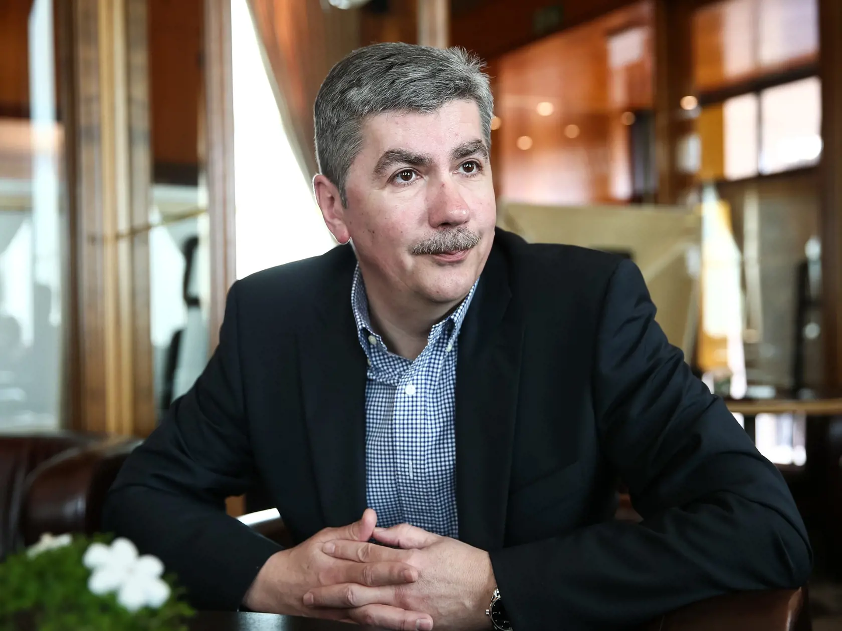 Vladimír Repčík bol dlhé roky súčasťou mediálnej brandže - pôsobil v Markíze a potom kývol na riaditeľský post v SOZA, odkiaľ napokon chtiac-nechtiac odišiel. Za všetkým stál škandál, ktorý odštartovala 65-eurová faktúra vystavená obci Heľpa za to, že deti kráčali na fašiangy dedinou a spievali ľudové piesne. Podobná faktúra prišla aj obci Pohorelá za akcie k Dňu matiek a Mikulášovi. Poriadny rozruch nastal aj vo chvíli, keď dodatočne žiadal 975 € od Matice slovenskej v Komárne, ktorá zabudla nahlásiť dobročinný ples. A v neposlednom rade Repčík prekvapil aj na svojom blogu, v ktorom napísal, že aj maturanti majú platiť za hudbu na stužkovej a ak sa im nepáči, nech oslavujú dospelosť bez muziky. Všetky jeho kroky verejnosť ostro odsúdila. Bývalý markizák napokon zo SOZA po výzvach na jeho odvolanie odišiel. Z osobných dôvodov. V rozhovore sa nám len nedávno priznal, že pre túto kauzu sa jemu a jeho rodine dokonca vyhrážali smrťou. 
