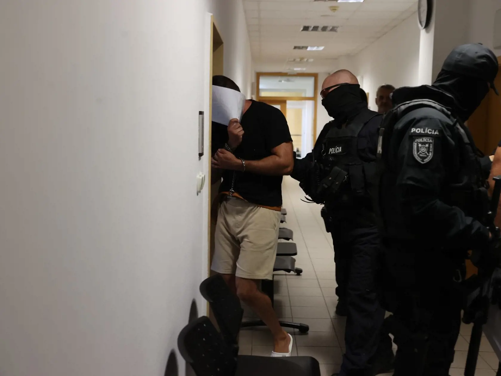 Juraj (44), priateľ mŕtvej Cynthie, prichádza na Okresnú súd v Trnave 26. júla 2024.