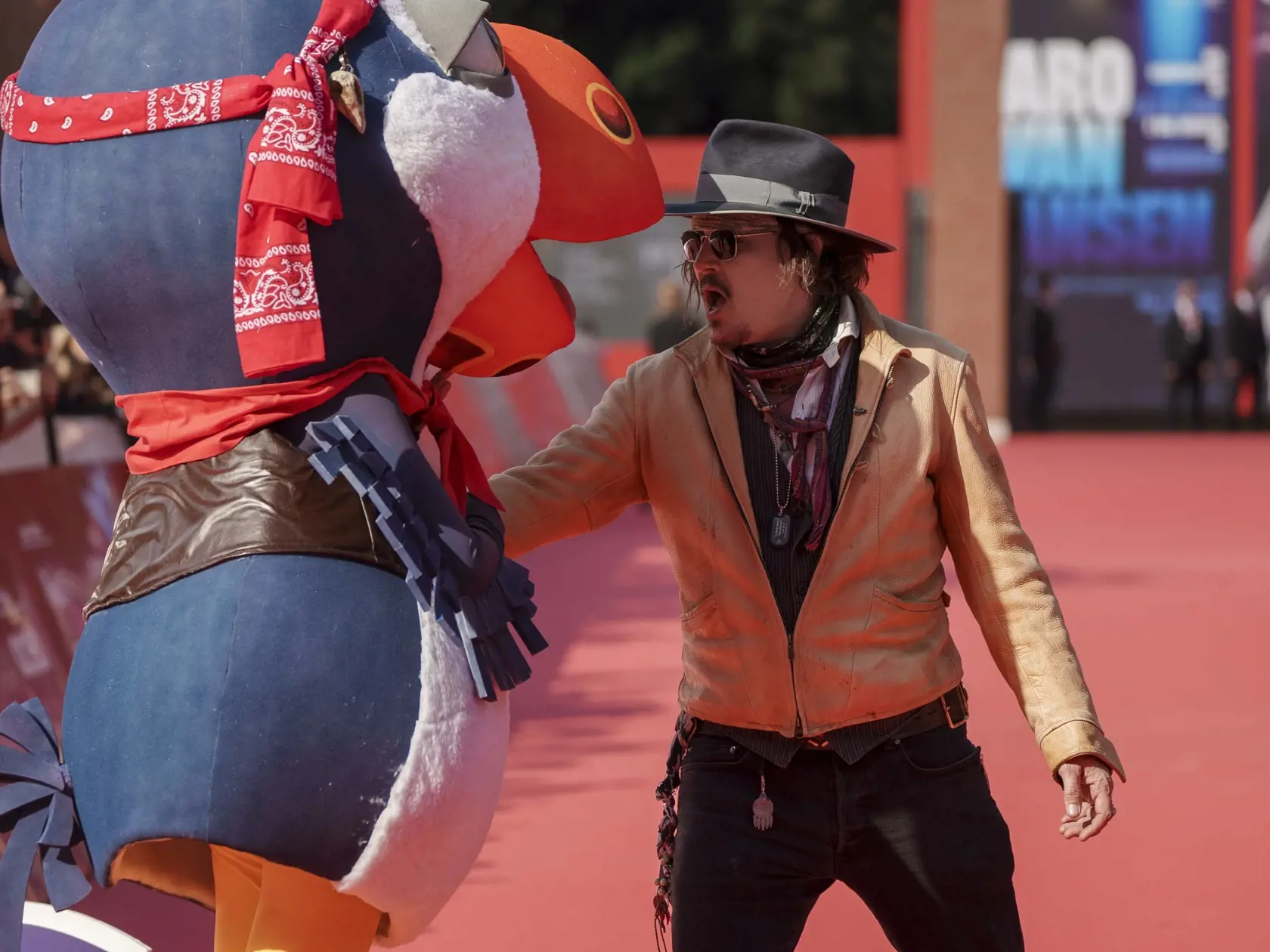 EBE 60 Rím - Na snímke americký herec Johnny Depp pózuje na červenom koberci pred projekciou animovaného filmu o tučniakoch Puffins v rámci 16. ročníka medzinárodného filmového festivalu Ríme 17. októbra 2021. FOTO TASR/AP


Actor Johnny Depp poses with a performer impersonating Johnny Puff on the red carpet for the animation movie 'Puffins' at the 16th edition of the Rome Film Fest in Rome, Sunday, Oct. 17, 2021. (AP Photo/Domenico Stinellis)