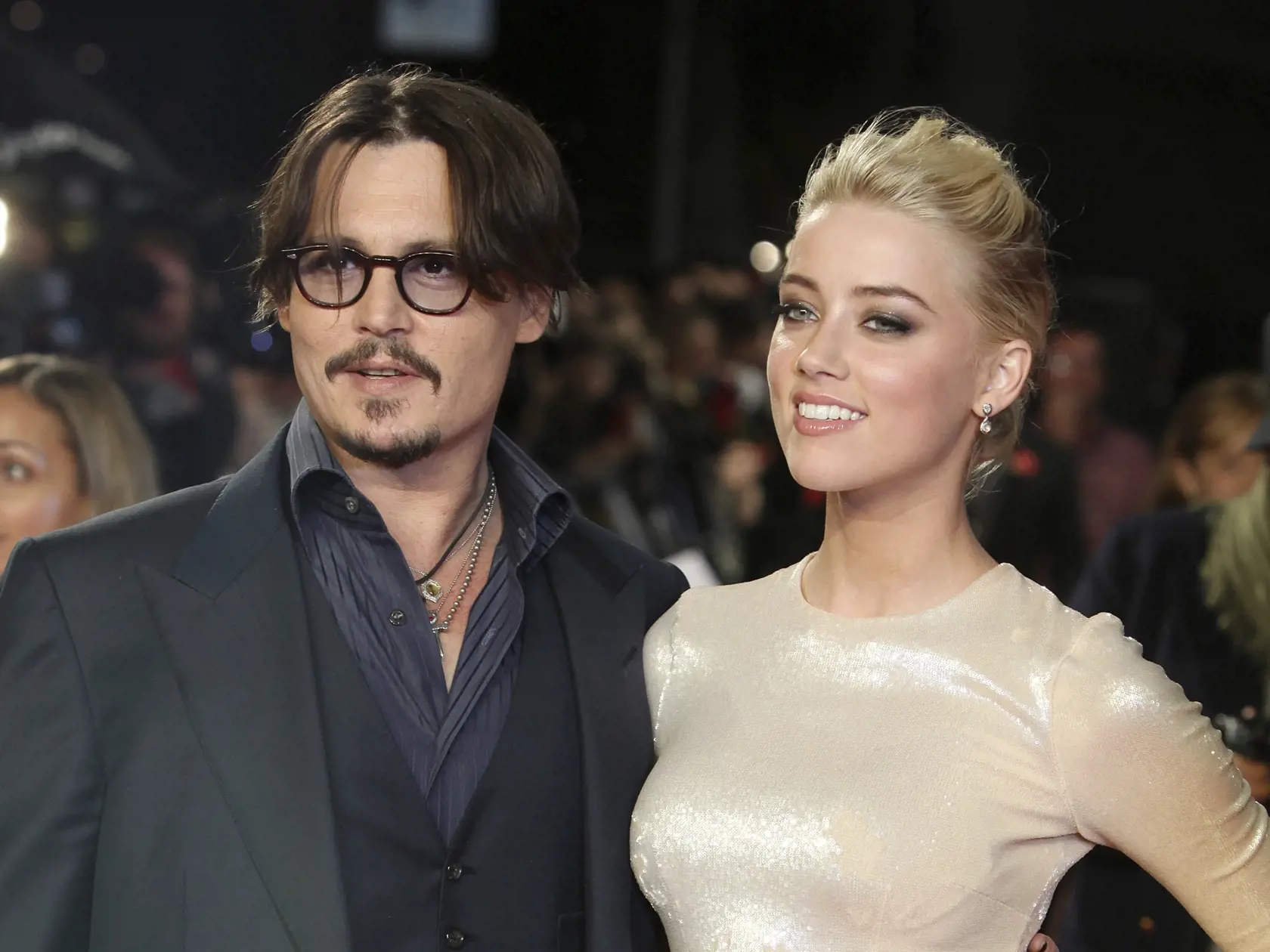 Na archívnej snímke z 3. novembra 2011 americkí herci Johnny Depp a Amber Heardová prichádzajú na európsku premiéru filmu  "The Rum Diary" v Londýne. Americký herec Johnny Depp v pondelok 2. novembra 2020 prehral súdny spor s britským denníkom The Sun. Depp obvinil noviny z nactiutŕhania, pretože o ňom písali ako o páchateľovi domáceho násilia, a voči pondelkovému verdiktu sa mieni odvolať. FOTO TASR/AP