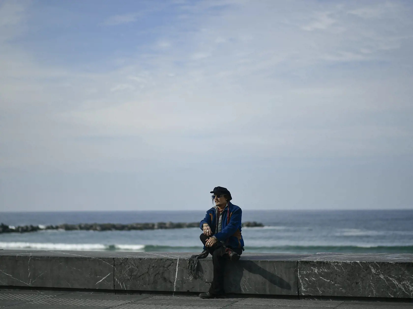 EBE 21 San Sebastián - Na snímke americký herec Johnny Depp pózuje počas fototermínu na 69. ročníku filmového festivalu v San Sebastiáne v severnom Španielsku v stredu 22. septembra 2021.  Johnny Depp si prevezme Cenu Donostie za prínos pre filmové umenie. FOTO TASR/AP

US actor Johny Deep poses on a wall during a photocall during the 69th San Sebastian Film Festival, in San Sebastian, northern Spain, Wednesday, Sept. 22, 2021. Johny Depp will be receiving on the night Donostia Award for his con
