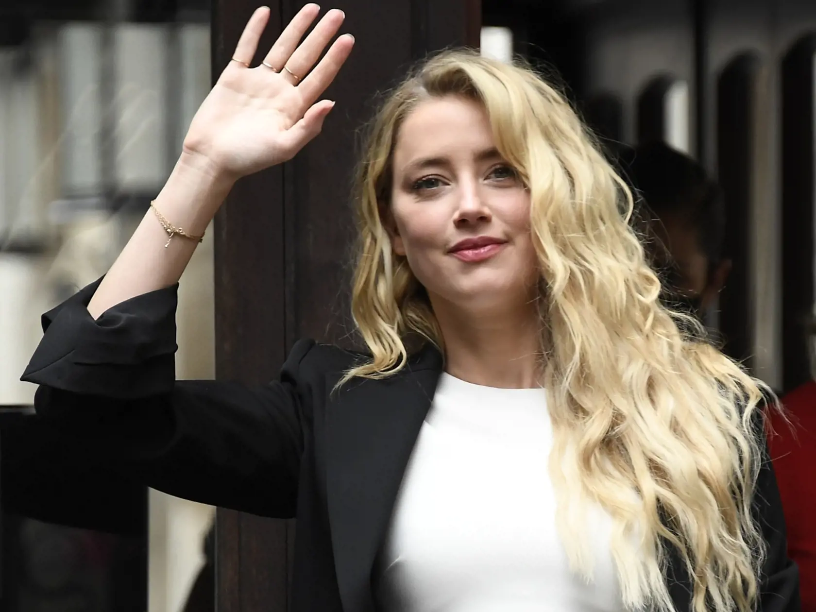 KK38 Londýn - Bývalá manželka Johnnyho Deppa Amber Heardová prichádza na súd 27. júla 2020 v Londýne. Hollywoodsky herec Johhny Depp sa súdi s mediálnym domom News Group Newspaper, pod ktorý patrí aj britský denník The Sun. Ten v roku 2018 publikoval článok, v ktorom Deppa označil za násilníka. Depp mediálnu skupinu zažaloval za urážku na cti. FOTO TASR/AP
Amber Heard arrives at High Court, in London, Monday, July 27, 2020. Hollywood actor Johnny Depp is suing News Group Newspapers over a story 