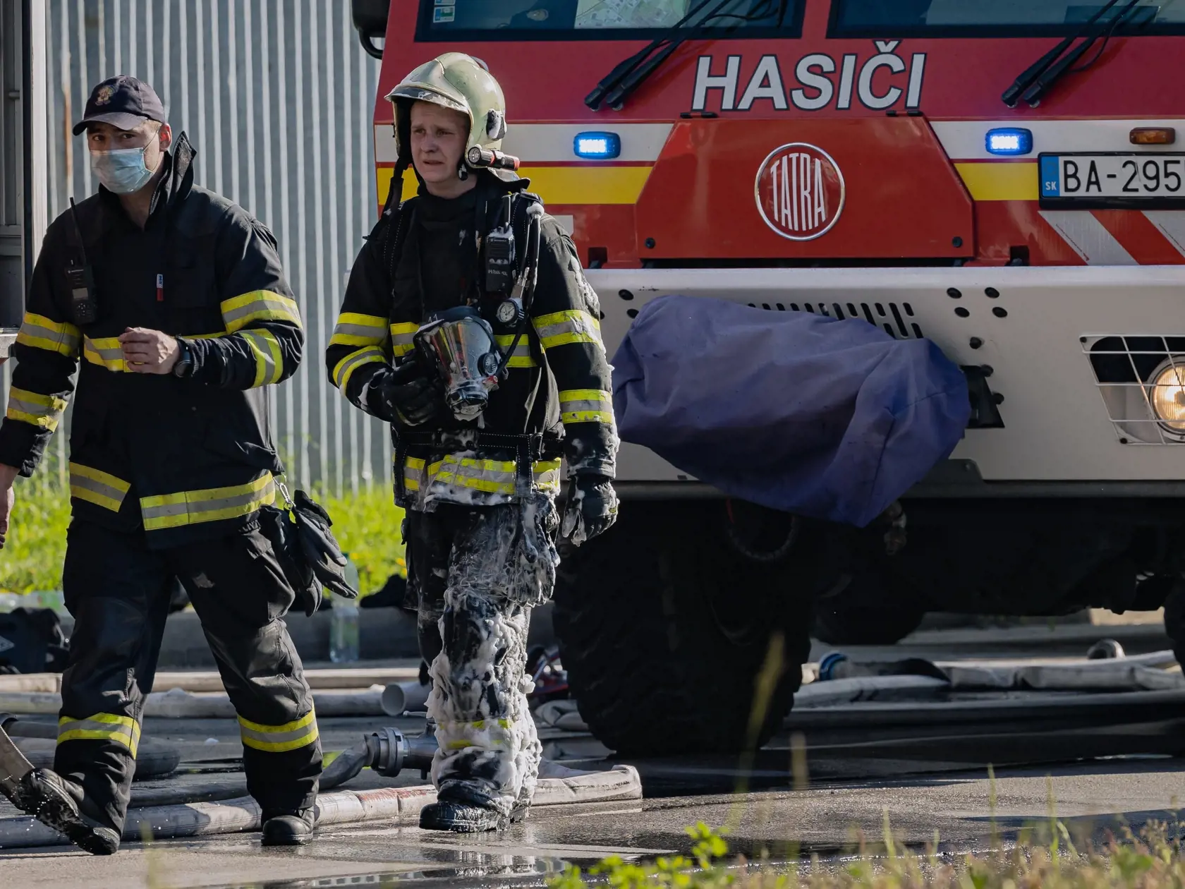 Príslušníci Hasičského a záchranného zboru mesta Bratislavy bojujú s požiarom skladovacích priestorov na Kazanskej ulici.