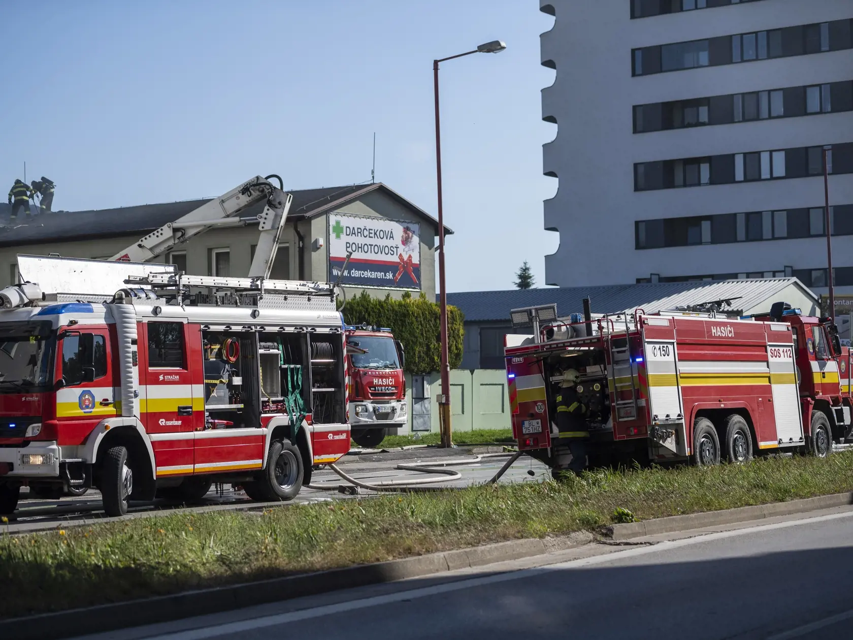 Na snímke požiar budovy skladu na Kazanskej ulici v Podunajských Biskupiciach v Bratislave 10. mája 2021. Pravdepodobne sa v ňom nachádzajú pneumatiky. FOTO TASR - Jaroslav Novák