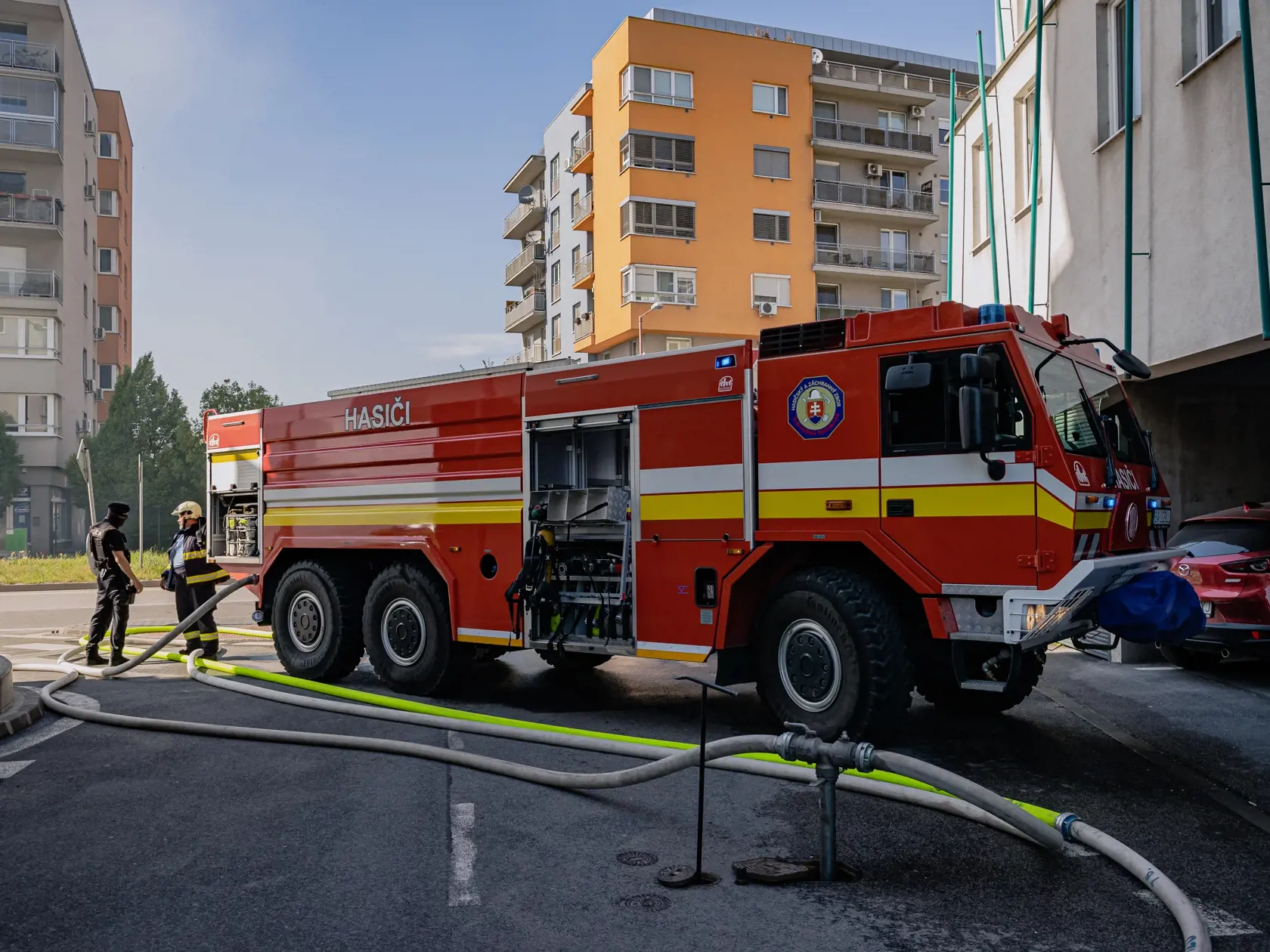 Príslušníci Hasičského a záchranného zboru mesta Bratislavy bojujú s požiarom skladovacích priestorov na Kazanskej ulici.