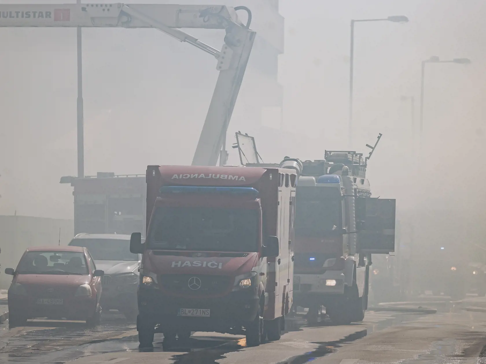 Príslušníci Hasičského a záchranného zboru mesta Bratislavy bojujú s požiarom skladovacích priestorov na Kazanskej ulici.