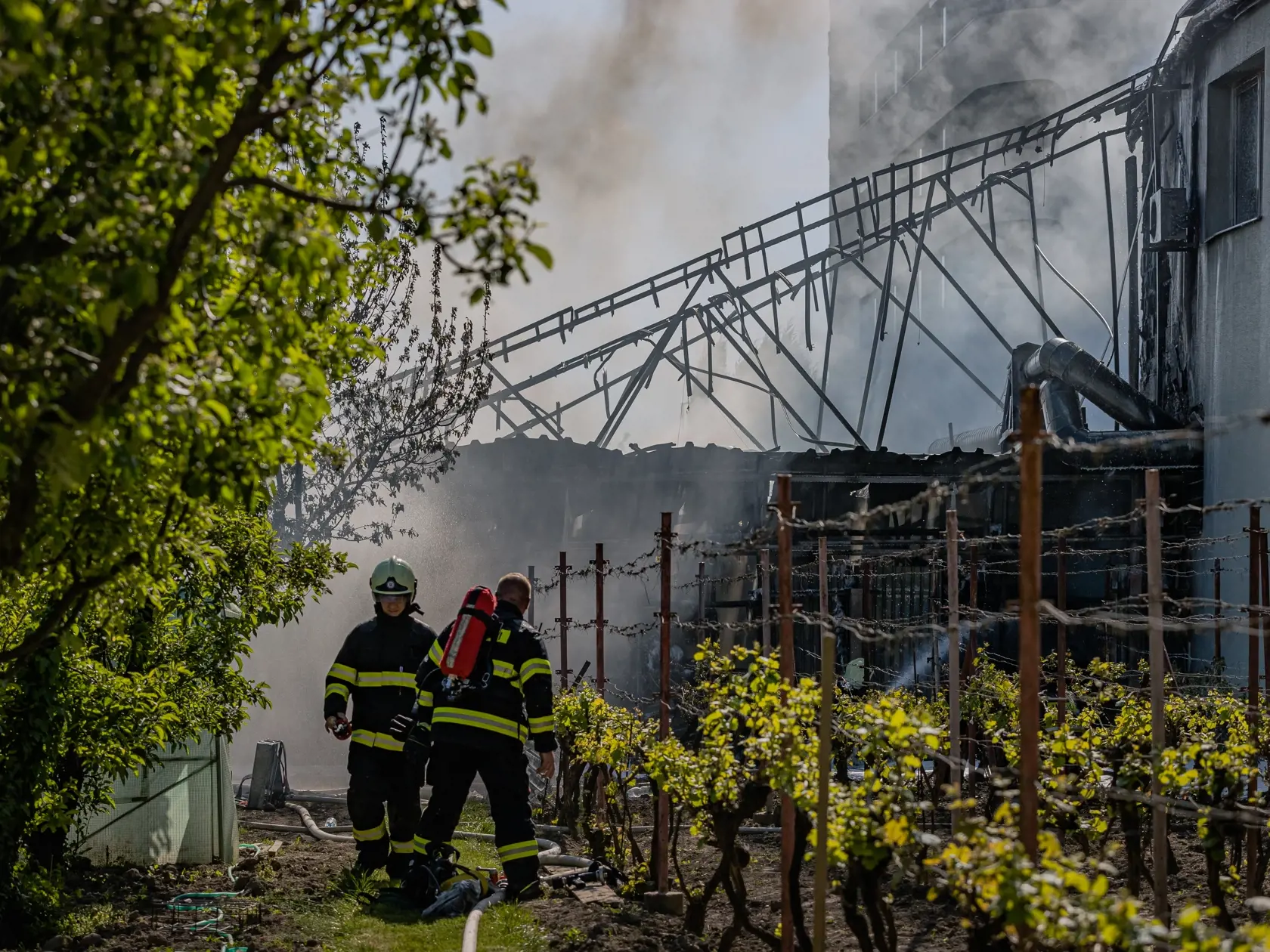 Príslušníci Hasičského a záchranného zboru mesta Bratislavy bojujú s požiarom skladovacích priestorov na Kazanskej ulici.