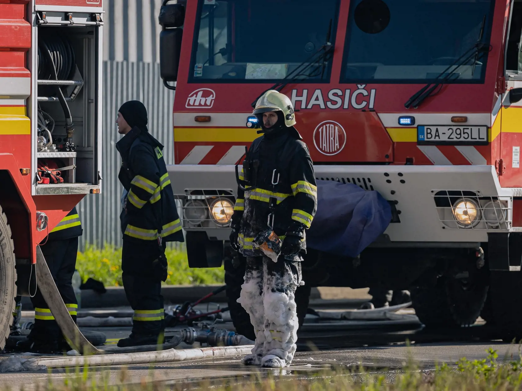 Príslušníci Hasičského a záchranného zboru mesta Bratislavy bojujú s požiarom skladovacích priestorov na Kazanskej ulici.