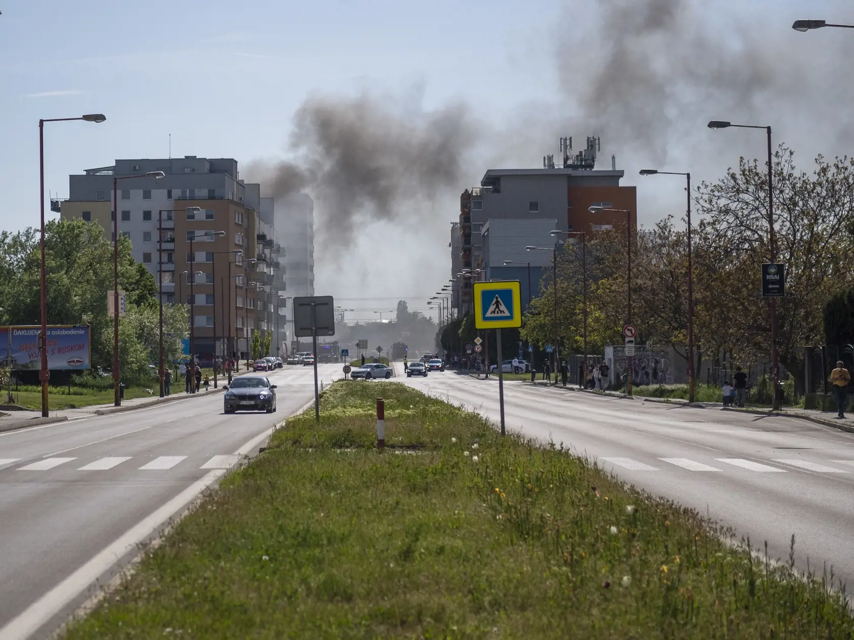 Na snímke požiar budovy skladu na Kazanskej ulici v Podunajských Biskupiciach v Bratislave 10. mája 2021. Pravdepodobne sa v ňom nachádzajú pneumatiky. FOTO TASR - Jaroslav Novák