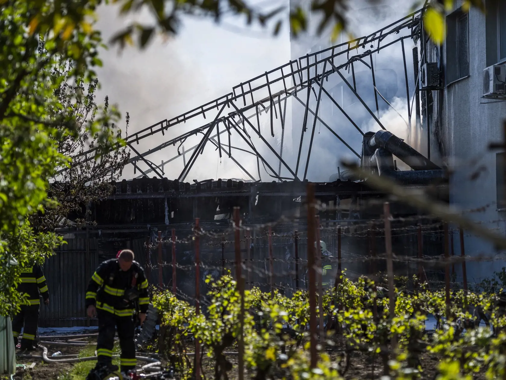 Na snímke požiar budovy skladu na Kazanskej ulici v Podunajských Biskupiciach v Bratislave 10. mája 2021. Pravdepodobne sa v ňom nachádzajú pneumatiky. FOTO TASR - Jaroslav Novák