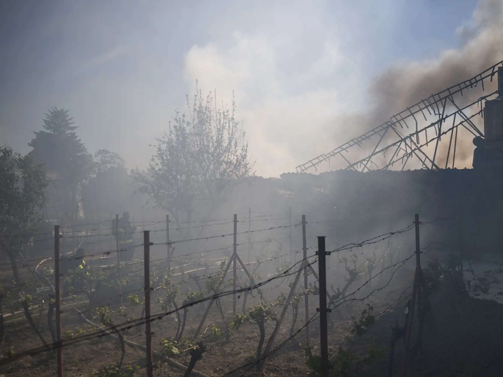 Na snímke požiar budovy skladu na Kazanskej ulici v Podunajských Biskupiciach v Bratislave 10. mája 2021. Pravdepodobne sa v ňom nachádzajú pneumatiky. FOTO TASR - Jaroslav Novák