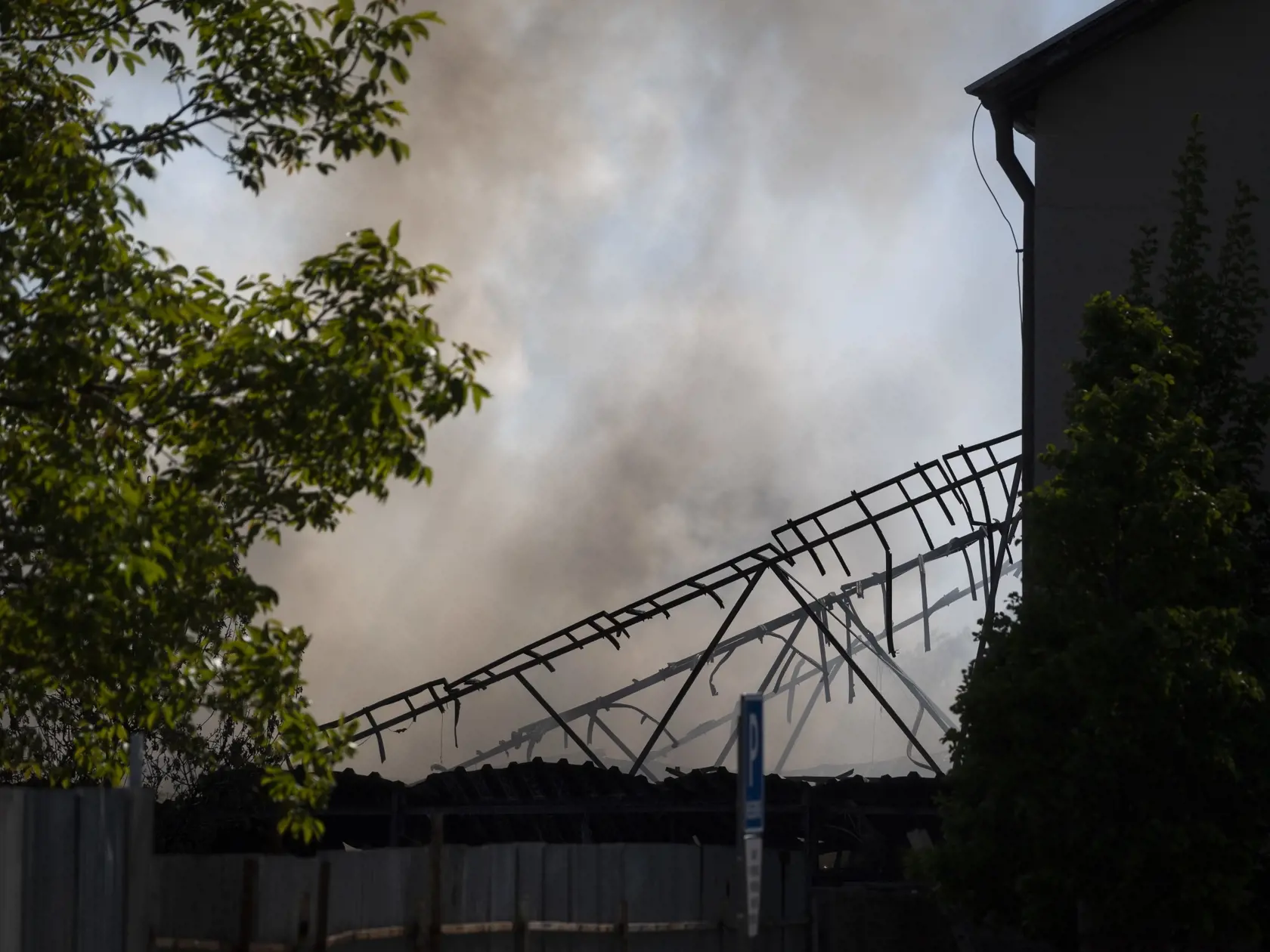 Na snímke požiar budovy skladu na Kazanskej ulici v Podunajských Biskupiciach v Bratislave 10. mája 2021. Pravdepodobne sa v ňom nachádzajú pneumatiky. FOTO TASR - Jaroslav Novák