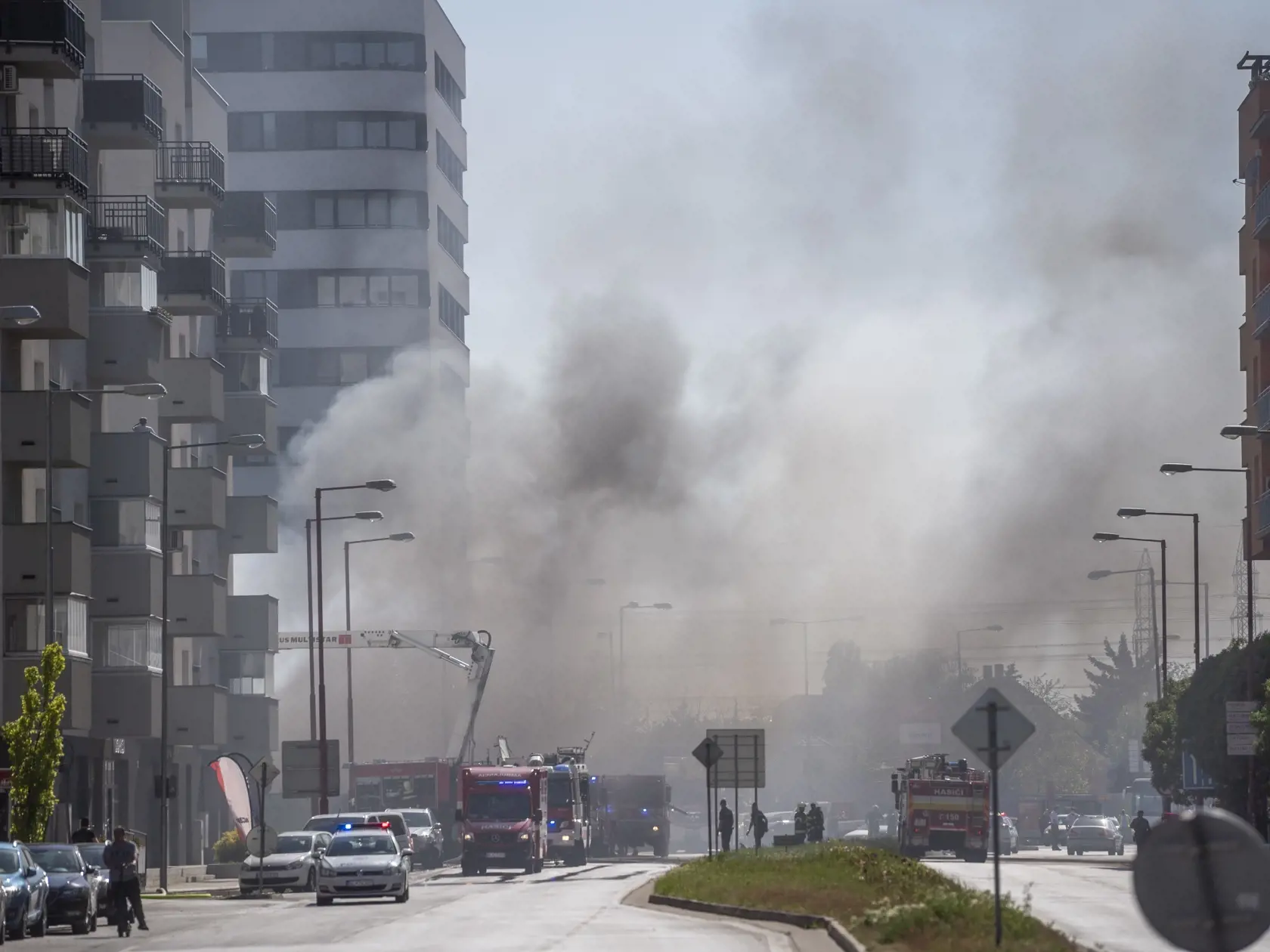 Na snímke požiar budovy skladu na Kazanskej ulici v Podunajských Biskupiciach v Bratislave 10. mája 2021. Pravdepodobne sa v ňom nachádzajú pneumatiky. FOTO TASR - Jaroslav Novák