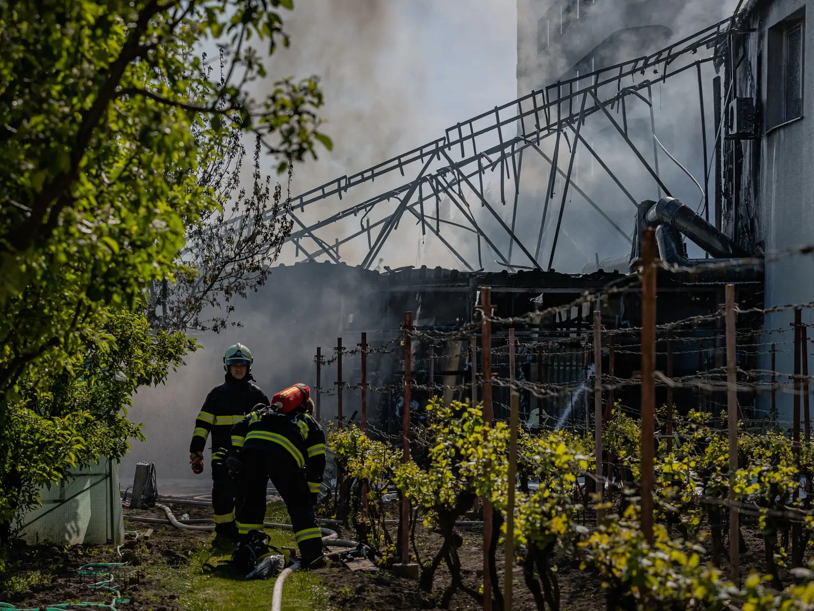 Príslušníci Hasičského a záchranného zboru mesta Bratislavy bojujú s požiarom skladovacích priestorov na Kazanskej ulici.