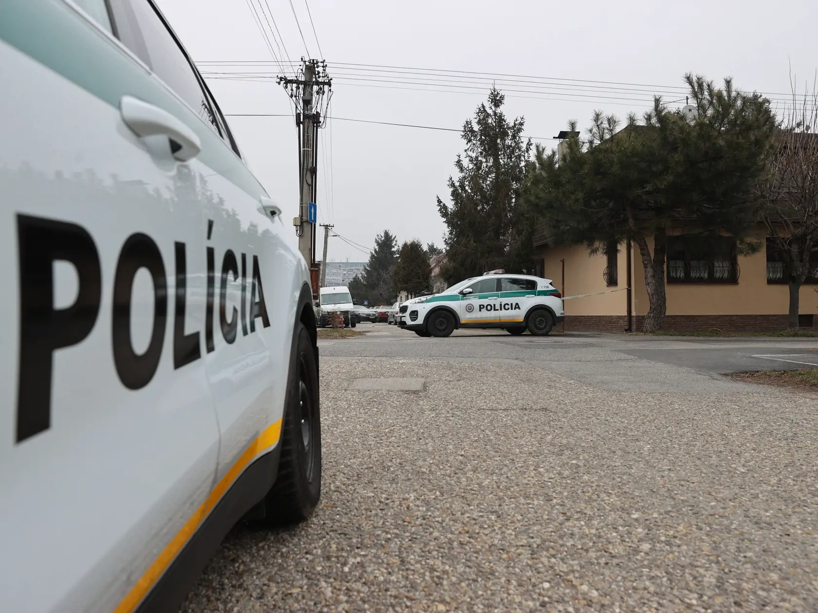 Na snímke je policajná hliadka na ulici Martinská 20, pred domom v ktorom mal muž zavraždiť svoju manželku.