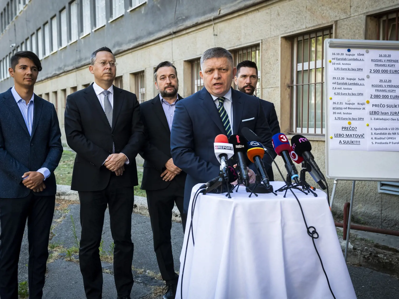 Fico priblížil, že trestné stíhanie začala polícia pre zneužívanie právomoci verejného činiteľa vo vedúcej funkcii na ministerstve práce.