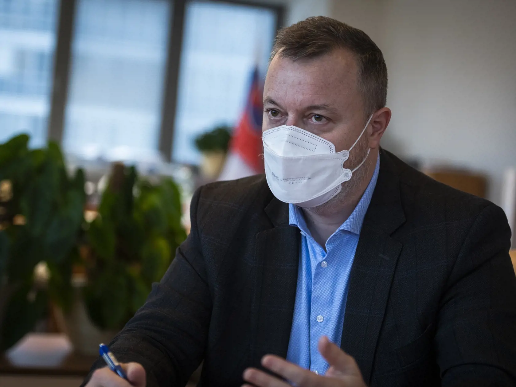 Trestné oznámenie, ktoré podal Fico, bolo nasmerované proti ministrovi práce Milanovi Krajniakovi (Sme rodina) a zodpovednému zástupcovi NBÚ, ktorý Lipšicovi pridelil previerky na stupni "prísne tajné".