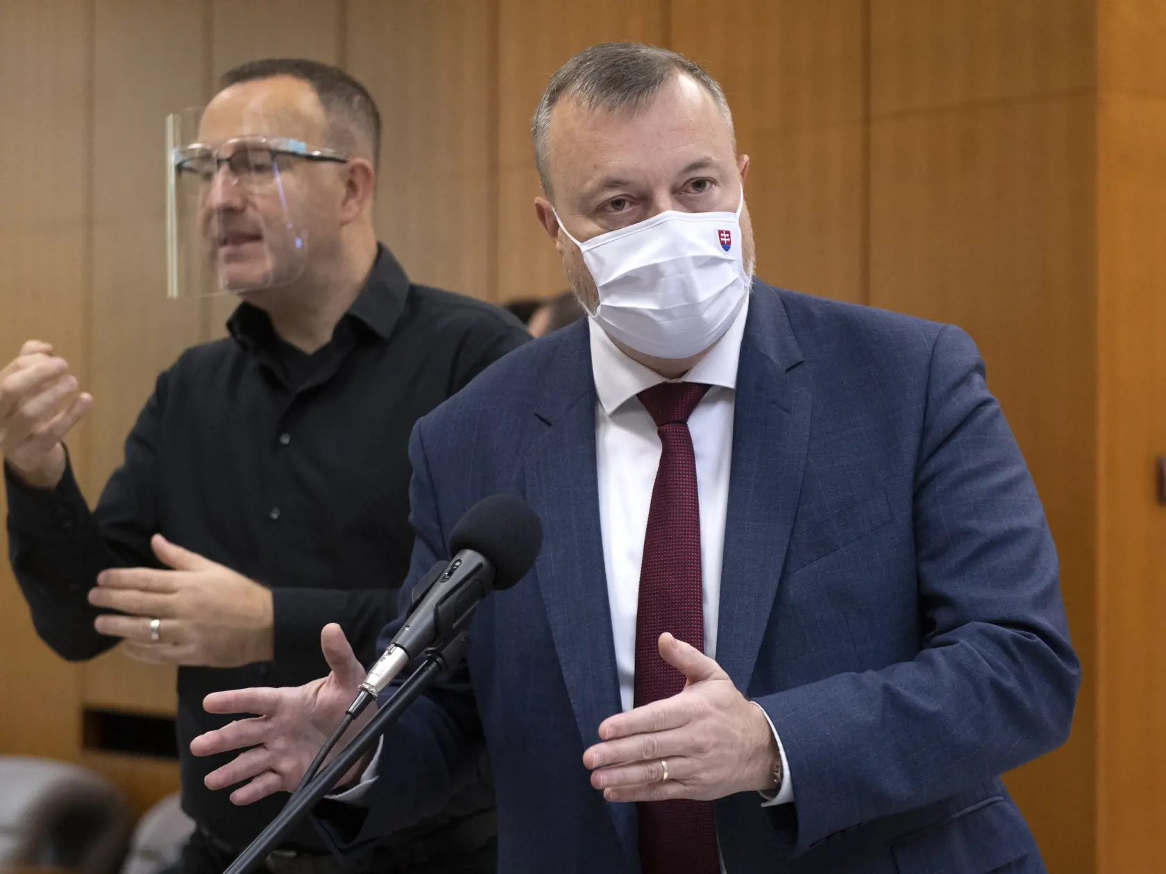Trestné oznámenie, ktoré podal Fico, bolo nasmerované proti ministrovi práce Milanovi Krajniakovi (Sme rodina) a zodpovednému zástupcovi NBÚ, ktorý Lipšicovi pridelil previerky na stupni "prísne tajné".